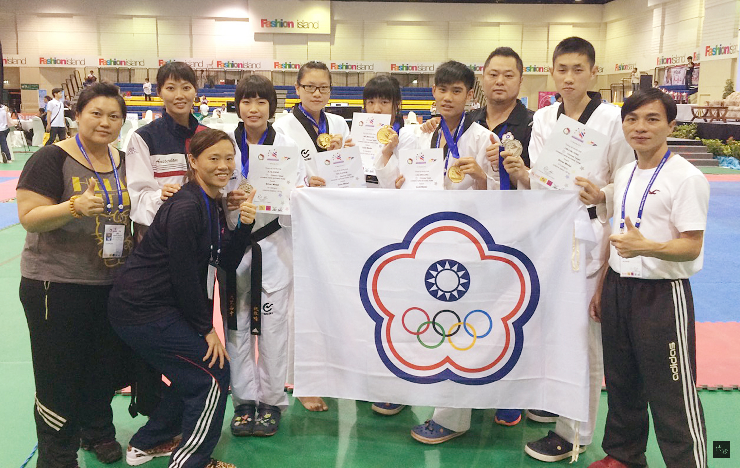中華民國青少年跆拳道代表隊5日參加泰國公開賽,首日即獲得3金、2銀佳績。圖為得牌選手與總教練楊家維(右三)及教練團合照。(中央社提供)