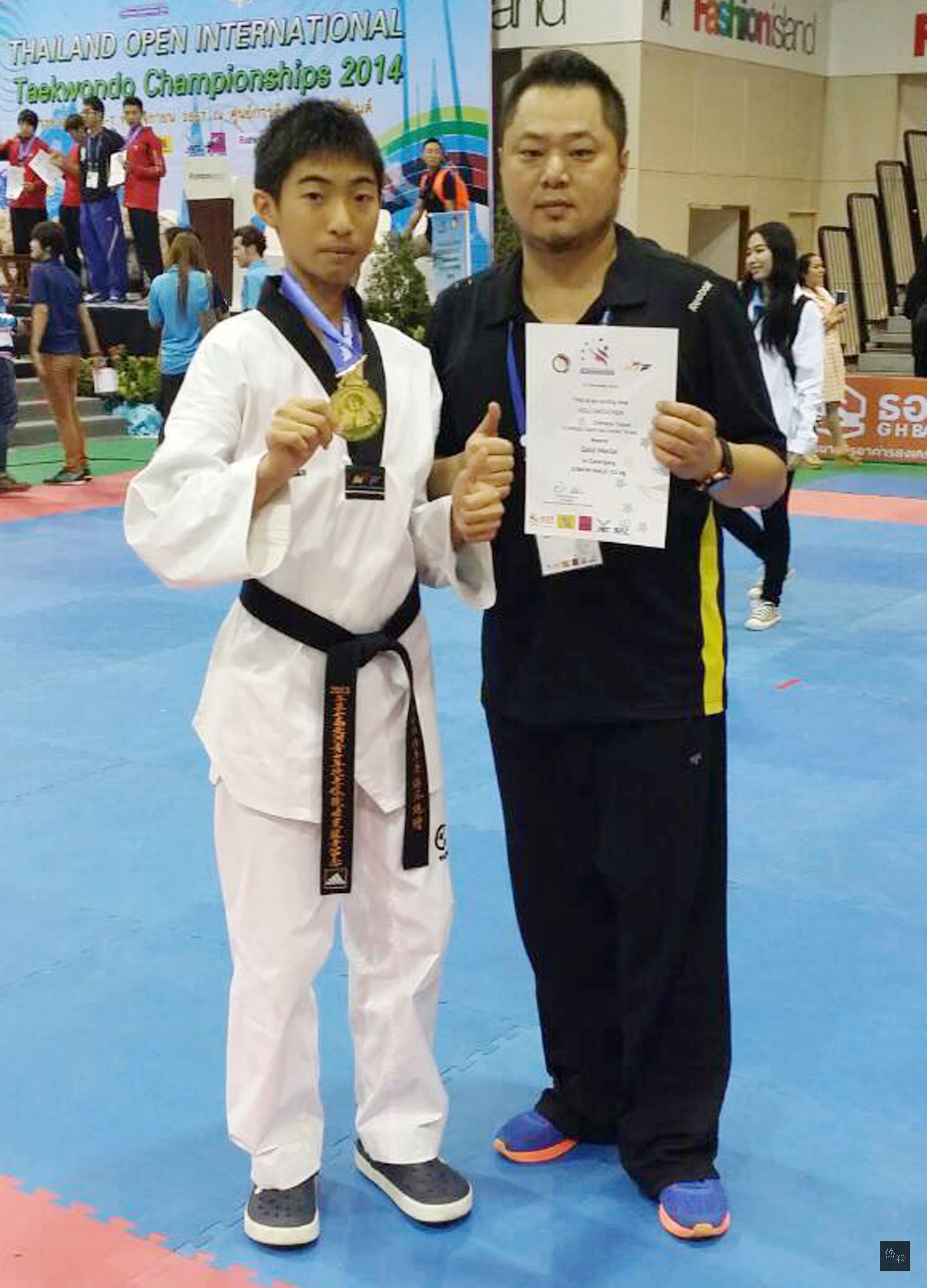 參加跆拳道泰國公開賽的中華台北代表隊,6日的比賽結束,獲1金2銀1銅的成績,台中市中港高中徐皓宸(左)獲得青少年男子組48-51公斤量級金牌,右為總教練楊家維。(中央社提供)