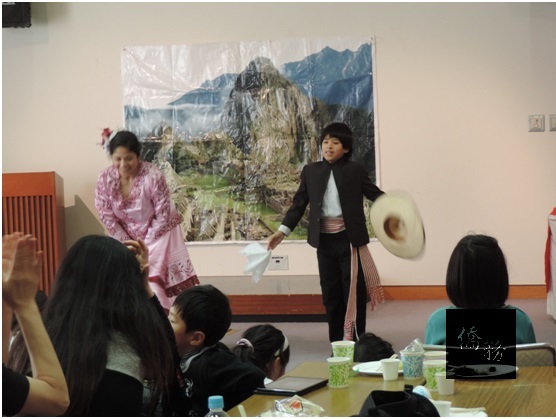 祕魯傳統舞（母子共舞），背景為印加古王國。（山梨台灣總會顧問趙世安提供）