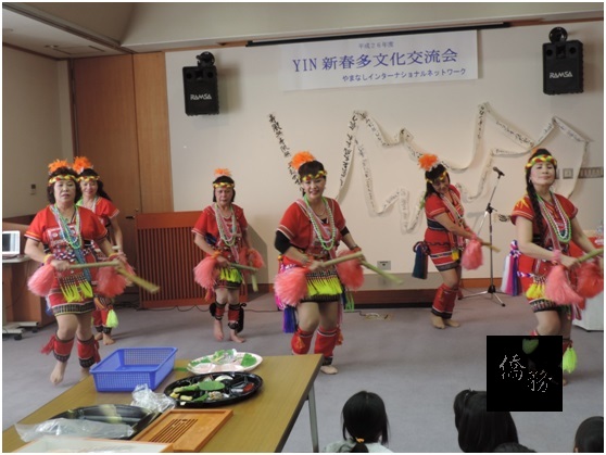 台灣原住民舞踊團表演那魯灣竹節舞。（山梨台灣總會顧問趙世安提供）