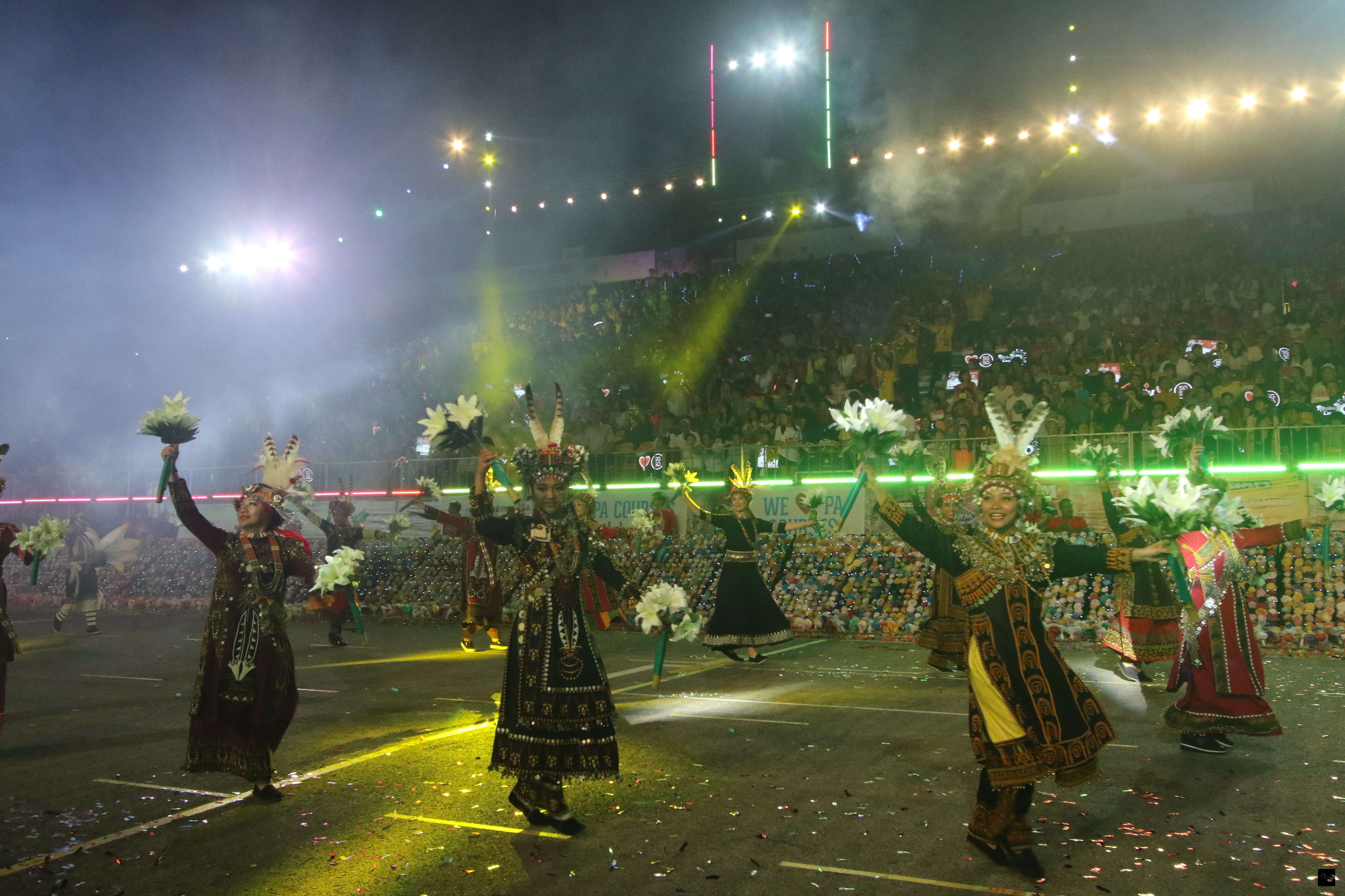 新加坡歷來最大規模的妝藝大遊行2月27日晚間登場，台灣原住民原緣文化藝術團以魯凱族及排灣族傳統文化為主題，結合現代打擊樂及舞蹈，傳遞來自台灣的祝福。（中央社提供）