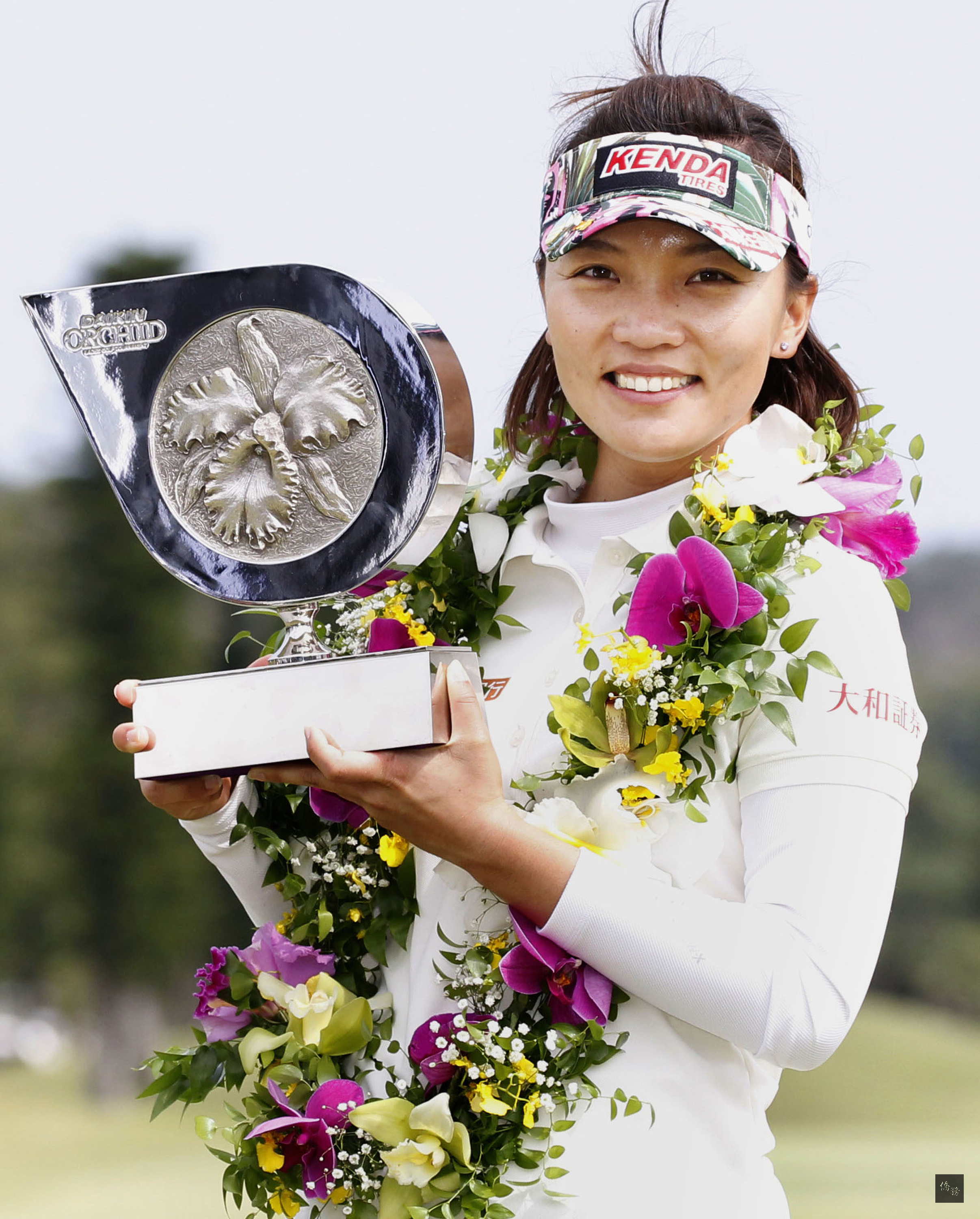 旅日高球女將盧曉晴8日在日巡賽開幕戰勝出，贏得大金蘭花女子高爾夫巡迴賽后冠，繼去年日巡年終賽奪冠後，拿下跨季2連勝，她手捧冠軍獎座露出燦爛笑容。（中央社提供）