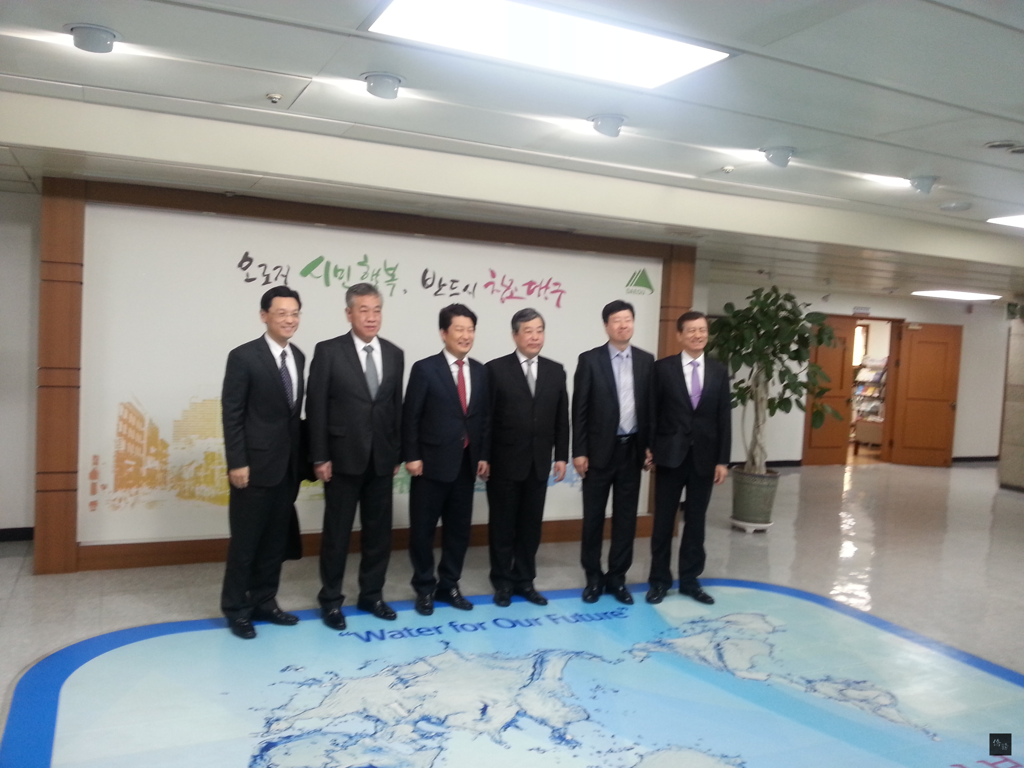 駐韓國代表石定（右三）訪大邱，與大邱廣域巿巿長權泳臻（右四）、大邱華僑中學理事長孫寶忠（右五）等人合影。（駐韓國代表處提供）