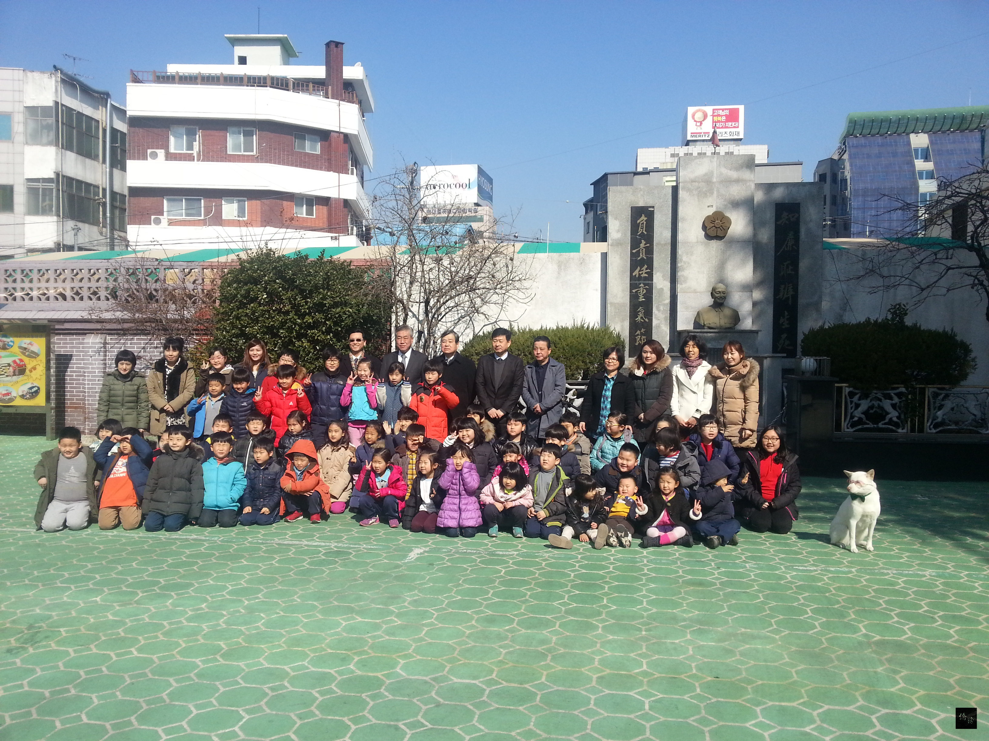 駐韓國代表石定（後排右七）訪大邱，與大邱華僑小學全體師生合影留念。（駐韓國代表處提供）