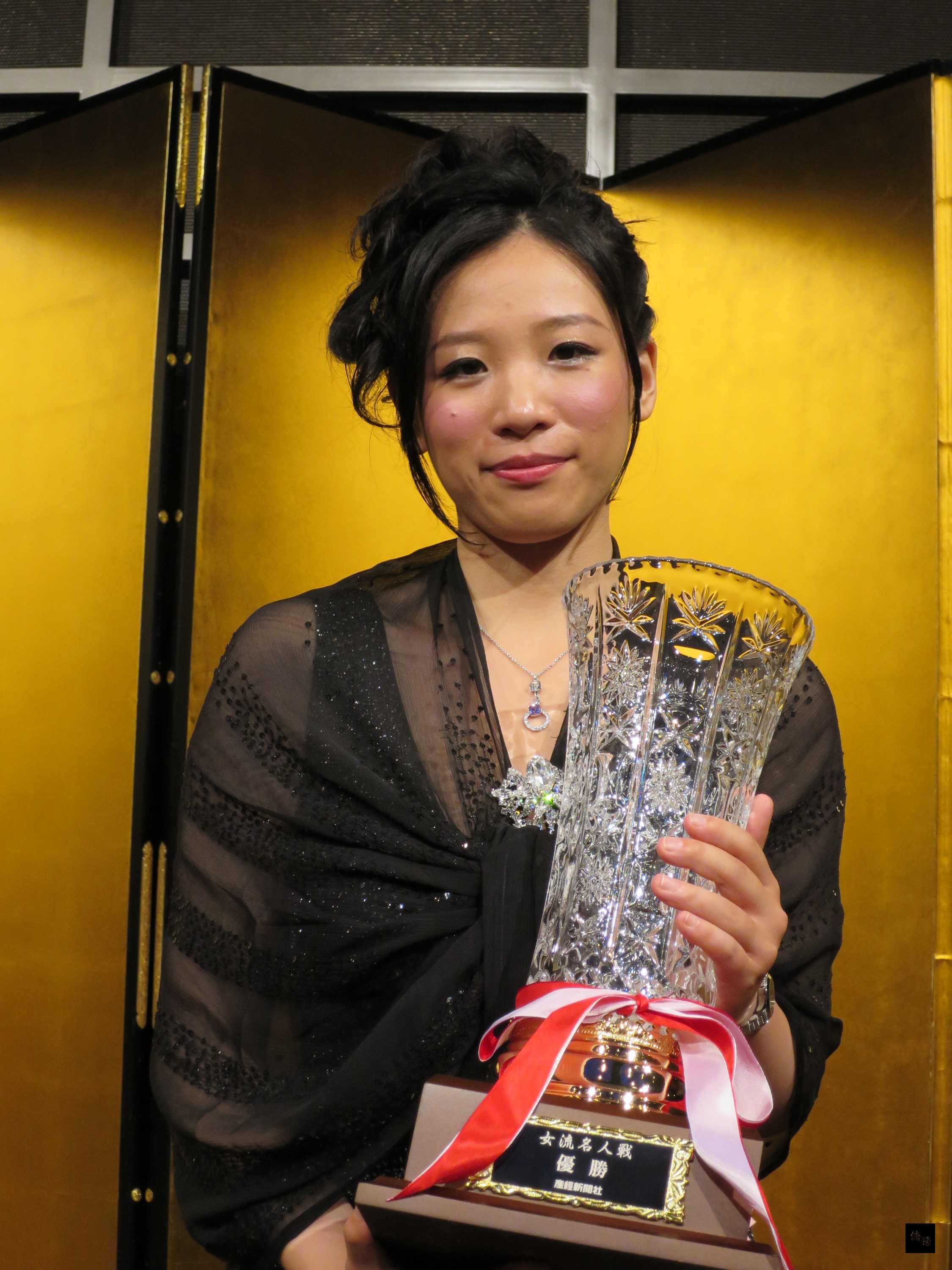 台灣旅日棋后謝依旻11日在日本「第27屆女流名人3番勝負」以直落2擊敗挑戰者鈴木步,達成女流名人8連霸,累計頭銜達20次,創女流棋士史上新高紀錄。圖為謝依旻去年就位女流名人檔案照片。(中央社提供)