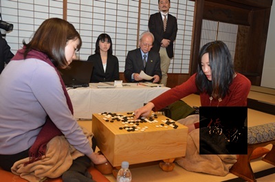 台灣旅日棋后謝依旻(右)11日在「第27屆女流名人3番勝負」第2局比賽,以直落2擊敗挑戰者鈴木步,達成女流名人8連霸,刷新紀錄。24日謝依旻將成為第18屆DoCoMo盃女流棋聖。(中央社提供)