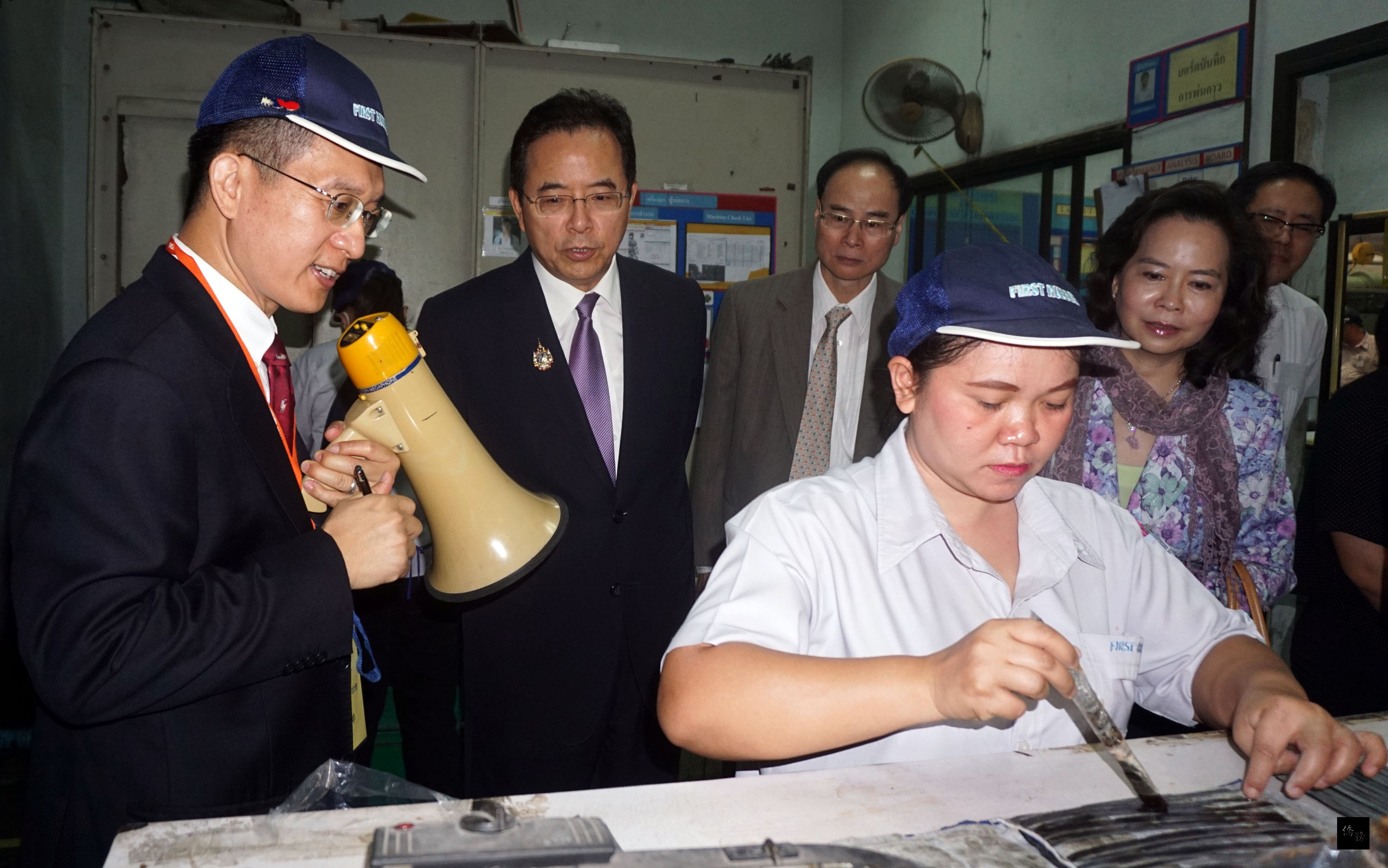 中華民國駐泰國代表處代表陳銘政（左二）3月26日率領代表處官員參觀泰國台商第一橡膠公司廠房，由董事長林朝坤（左）親自介紹生產線。（中央社提供）