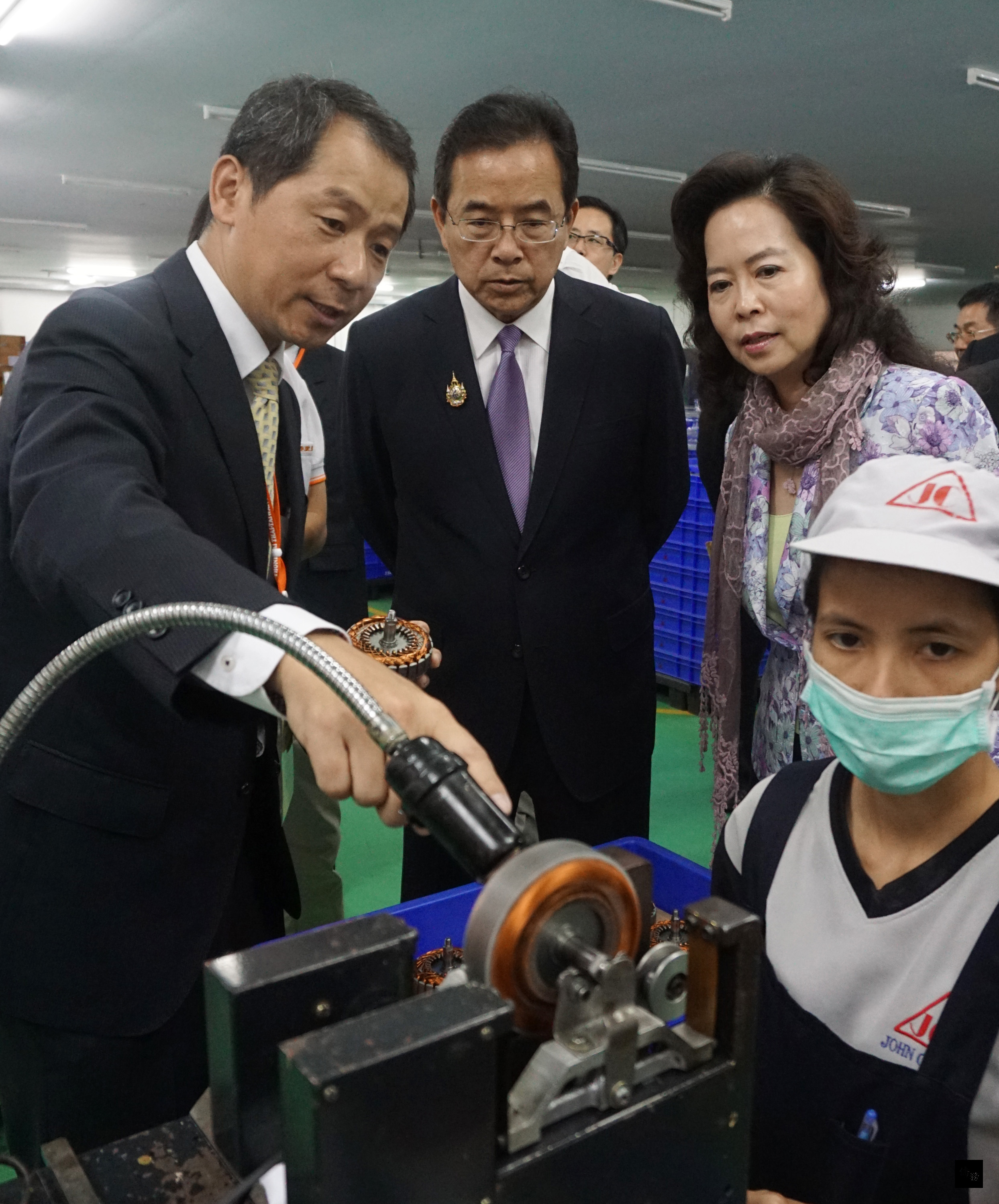 中華民國駐泰國代表處代表陳銘政（左二）關心在泰國台商，3月26日率領官員至榮川工業訪視，由榮川工業總經理楊世彬（左）介紹馬達生產過程。（中央社提供）
