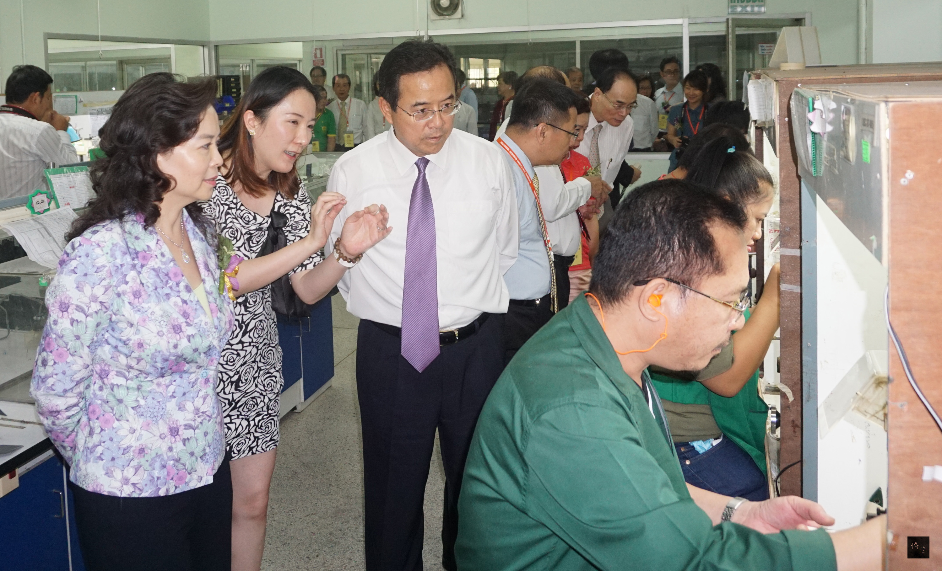 中華民國駐泰國代表處代表陳銘政（左三）關心台商經營情況，3月26日率領相關官員至日成珠寶參觀生產線，由日成珠寶管理部副總理林如茵（左2）介紹珠寶拋光過程。（中央社提供）