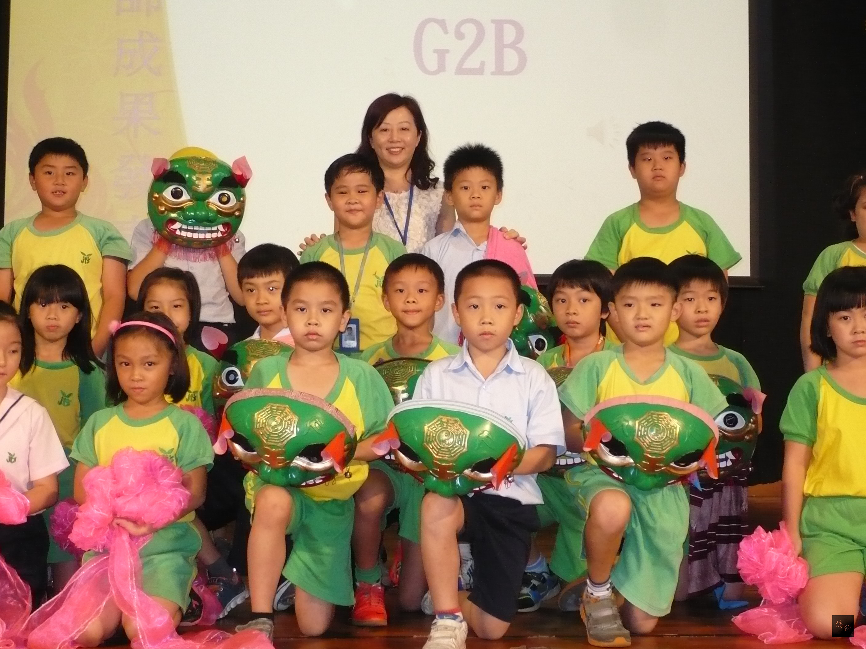 雅加達台灣學校舉辦民族舞蹈文化教學成果展,負責教學的教師曾慧禎(後排中)與表演同學合影。(駐印尼代表處提供)