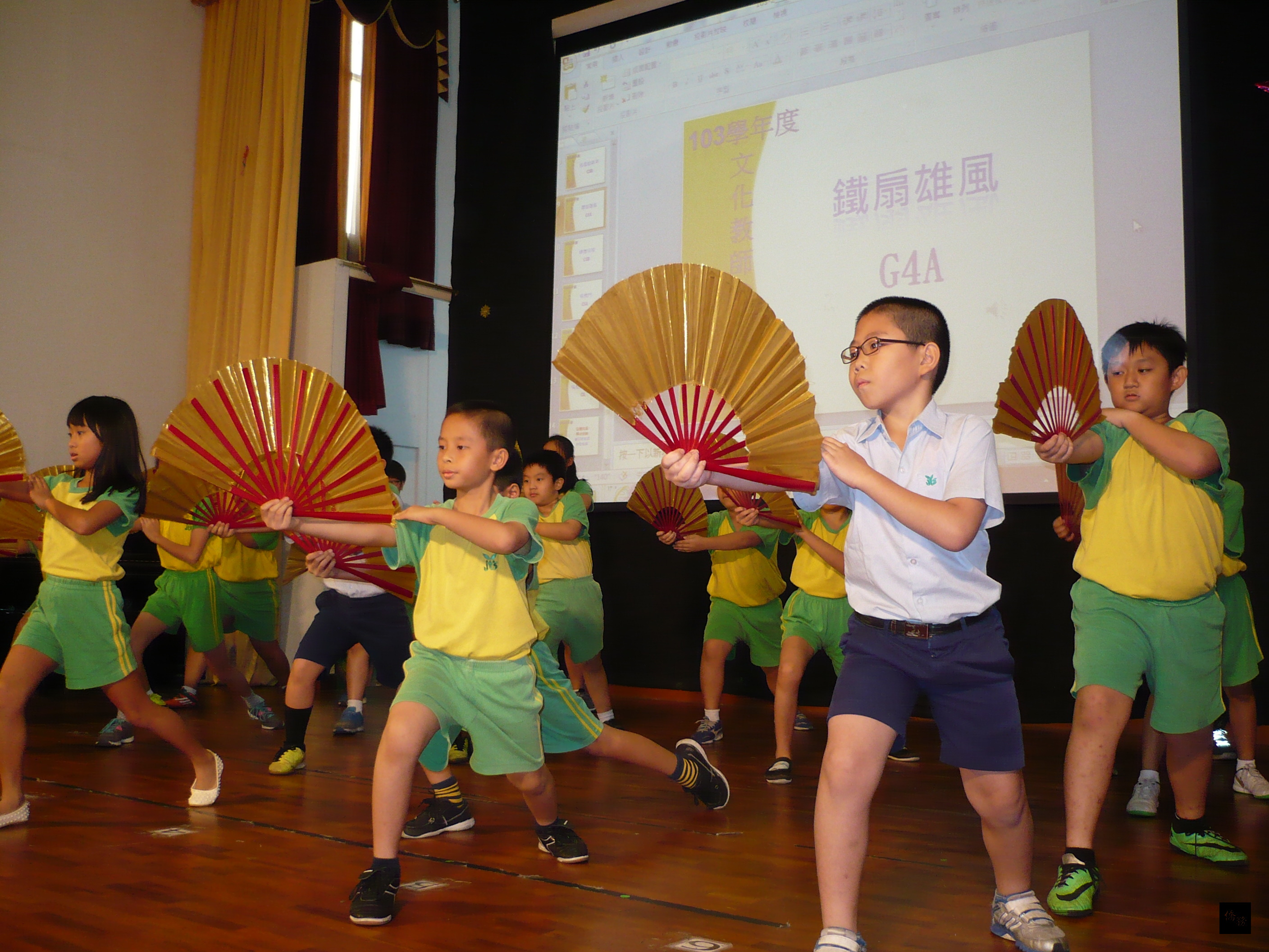 雅加達台灣學校舉辦民族舞蹈文化教學成果展,4年級同學表演「鐵扇雄風」舞碼。(駐印尼代表處提供)