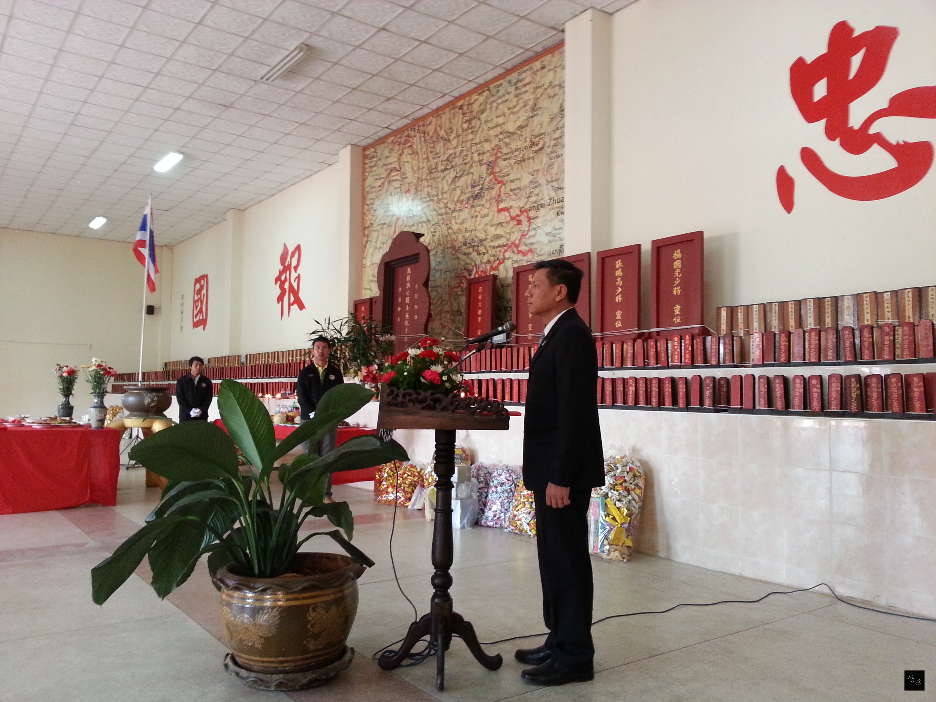 泰北清萊美斯樂村義民文史館舉行清明祭祀大典,清萊府美發隆縣縣長Vorayan Bunarat感謝泰北國軍對泰國的貢獻與協助地方發展。(泰華文教中心提供)