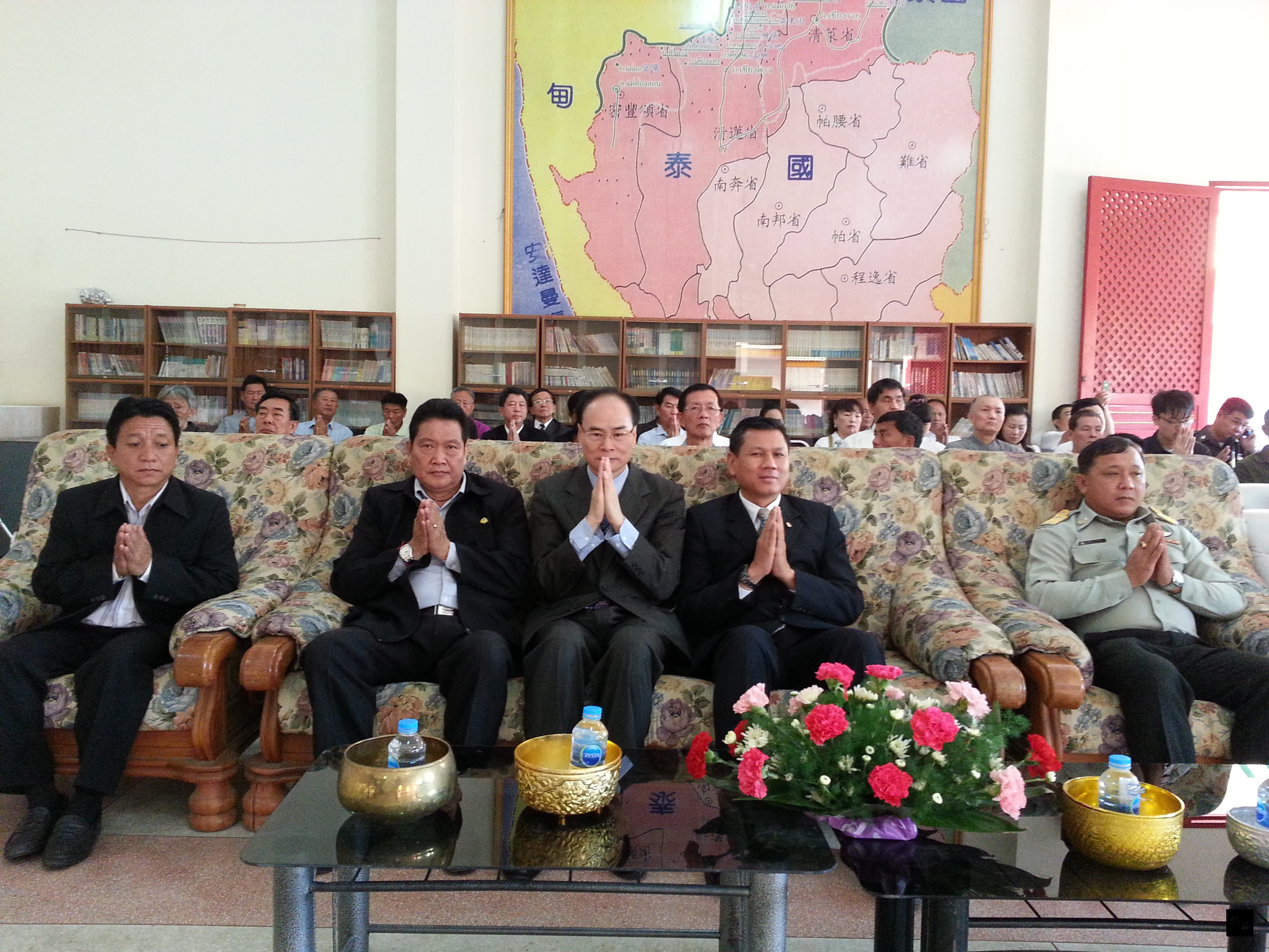 泰北清萊美斯樂村義民文史館舉行清明祭祀大典,左起為:美發隆縣議會議長、文史館主任委員李泰增、泰華文教中心主任盧景海、清萊府美發隆縣縣長Vorayan Bunarat、清萊府退除役官兵廳主任。(泰華文教中心提供)