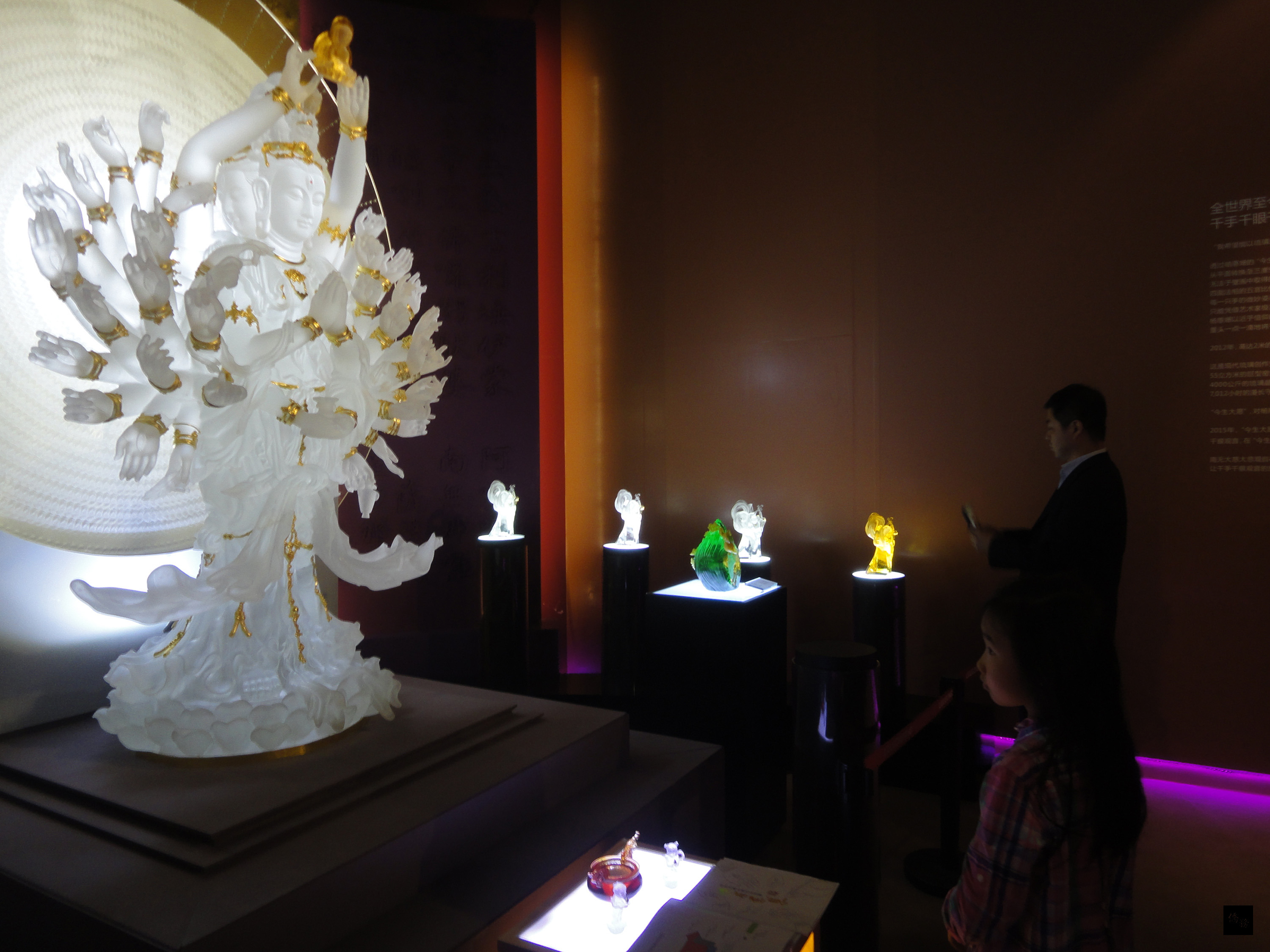 琉璃工房創辦人楊惠姍重新展現敦煌壁畫的作品「千手千眼千悲智」觀音佛像上海展出，其中2公尺高的千手觀音是現存最大琉璃佛像藝術品，首次在大陸亮相。（中央社提供）