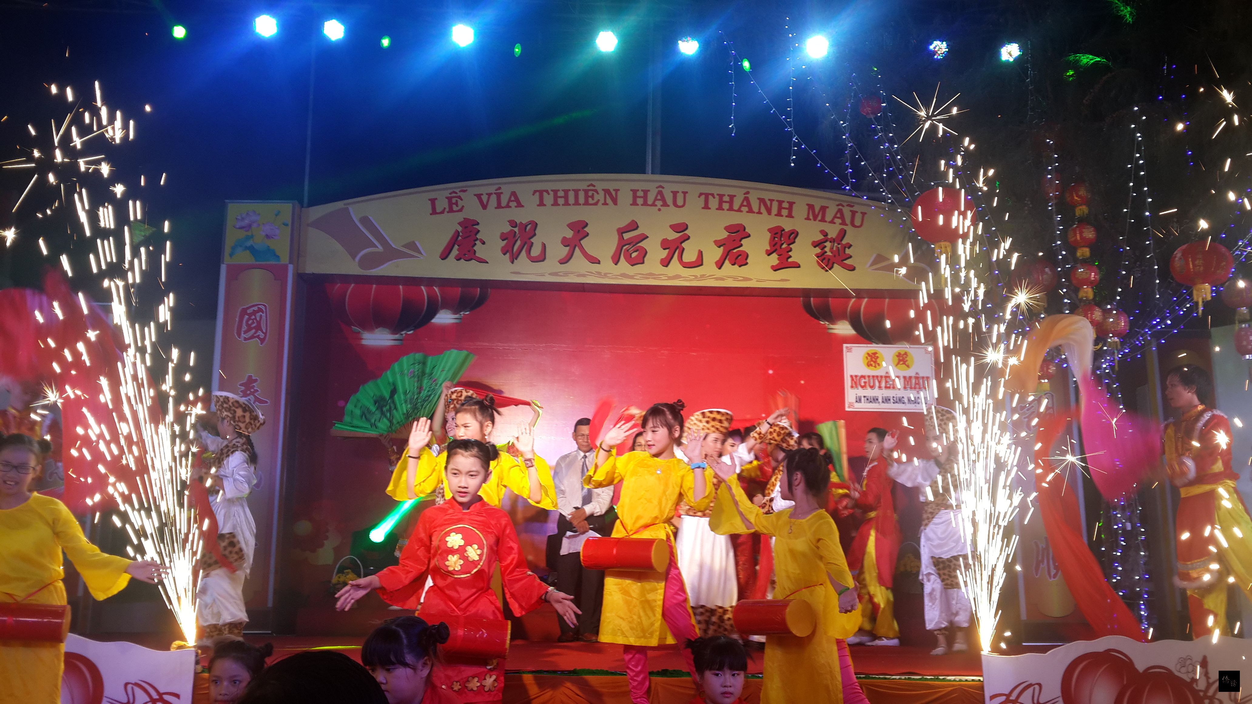 金甌育才華文中心學生在慶祝天上聖母壽誕聯歡晚會表演。（駐胡志明市辦事處提供）