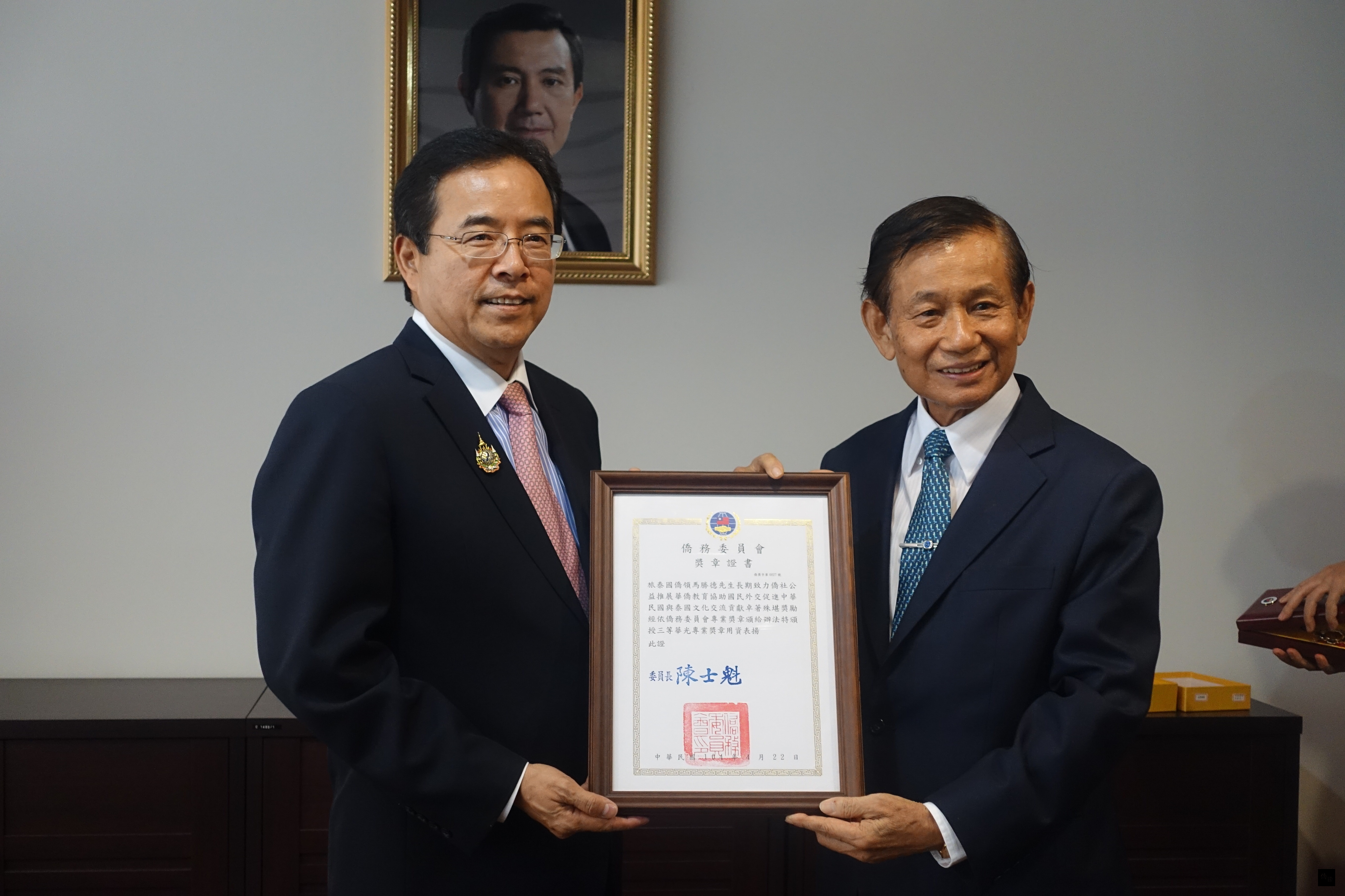 旅泰僑領僑務諮詢委員馬勝德榮獲中華民國僑務委員會三等華光專業獎章,駐泰國代表陳銘政(左)頒贈三等華光專業獎章給馬勝德(右)。(泰華文教中心提供)