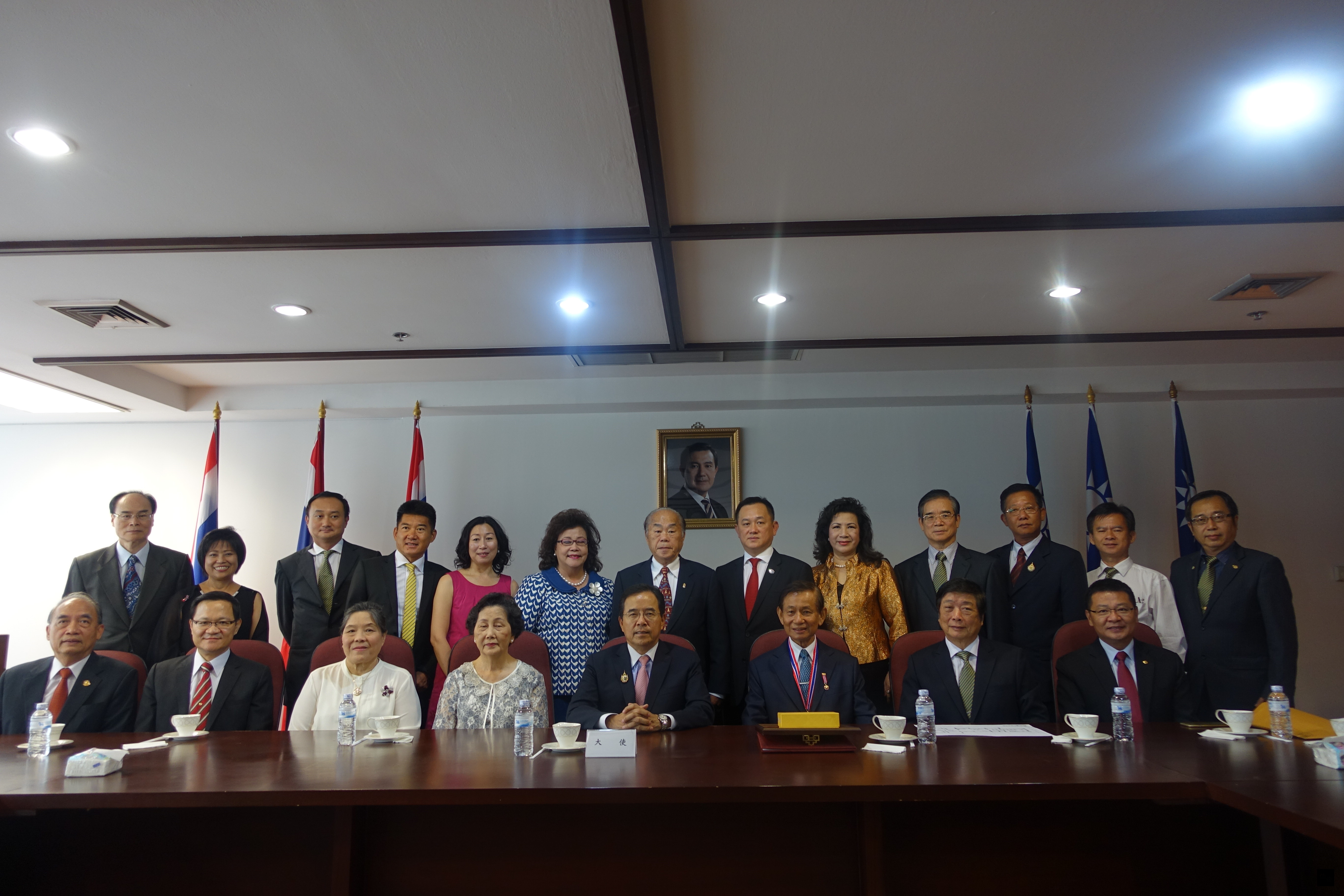 旅泰僑領僑務諮詢委員馬勝德榮獲中華民國僑務委員會三等華光專業獎章,駐泰國代表陳銘政(左五)、馬勝德(左六)與觀禮人員合影。(泰華文教中心提供)