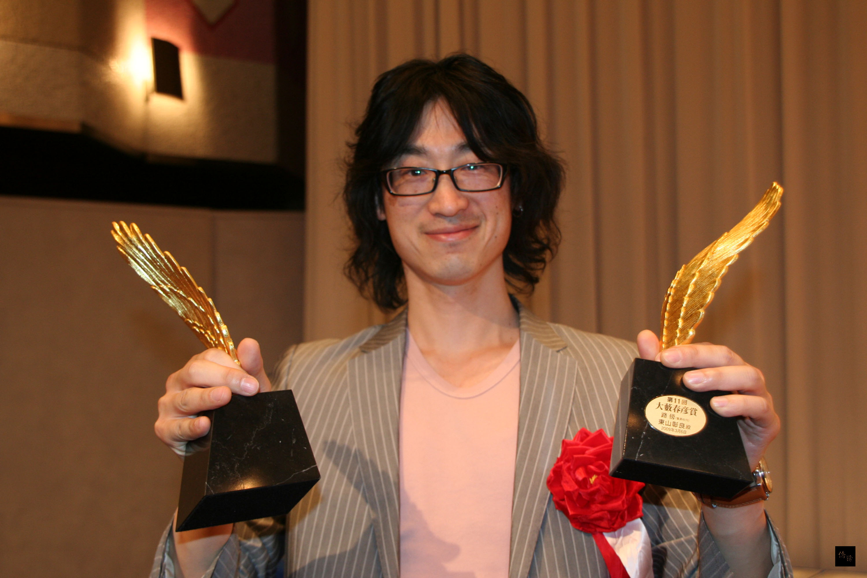 仍持用中華民國護照，旅居日本的台灣籍作家王震緒（筆名東山彰良）（圖）所著小說「流」，獲得日本大眾文學最高榮譽、第153屆「直木三十五獎」（簡稱直木獎）。圖為王震緒2009年時獲日本第11屆大藪春彥獎。（中央社提供）