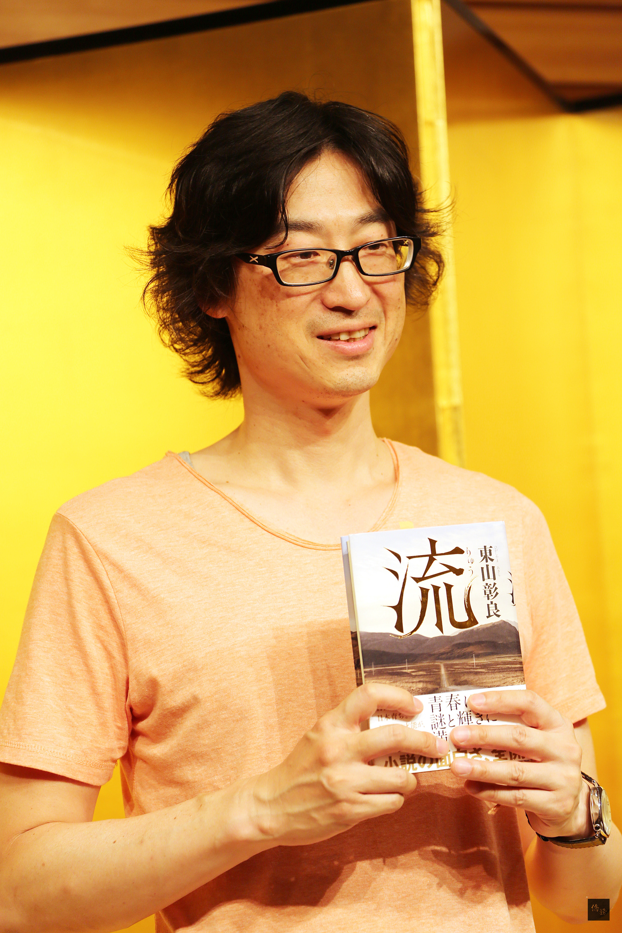 旅居日本的台灣籍作家王震緒（筆名東山彰良）所著小說「流」，榮獲日本大眾文學最高獎「直木獎」，記者會上他說：「台灣是我的國家，漸漸想吃台灣美食了」。（中央社提供）