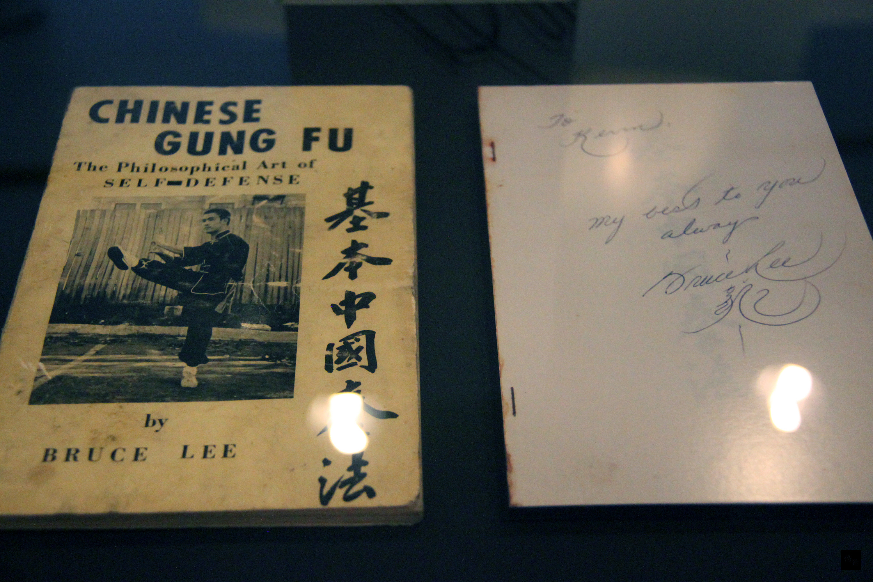 香港文化博物館自18日起展出美國收藏家所收藏的李小龍物品，當中頗為珍貴的是李小龍的一本著作，書內還有他的簽名。（中央社提供）