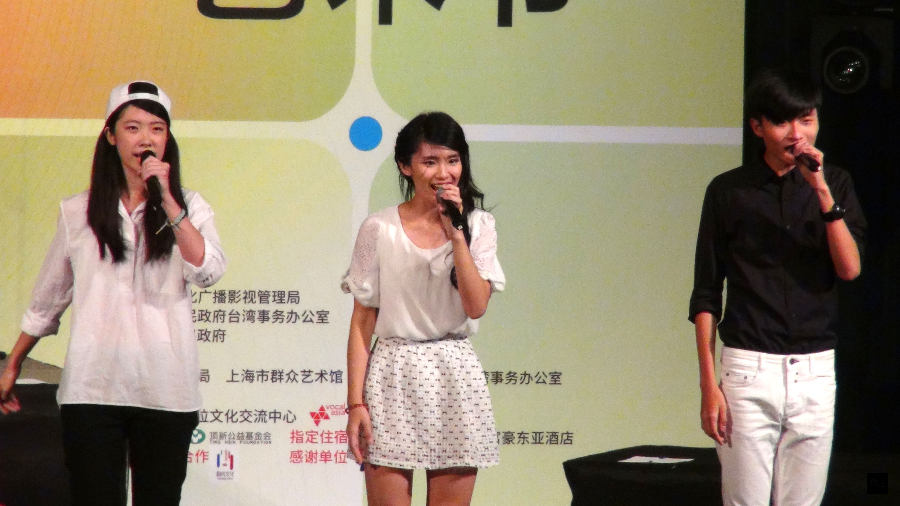 台北市萬芳高中畢業生組成的音樂團隊「尋人啟事」,勇奪2015亞洲阿卡貝拉音樂大賽冠軍。他們9日在閉幕式中以一首張惠妹的「也許明天」驚艷四座。(中央社提供)