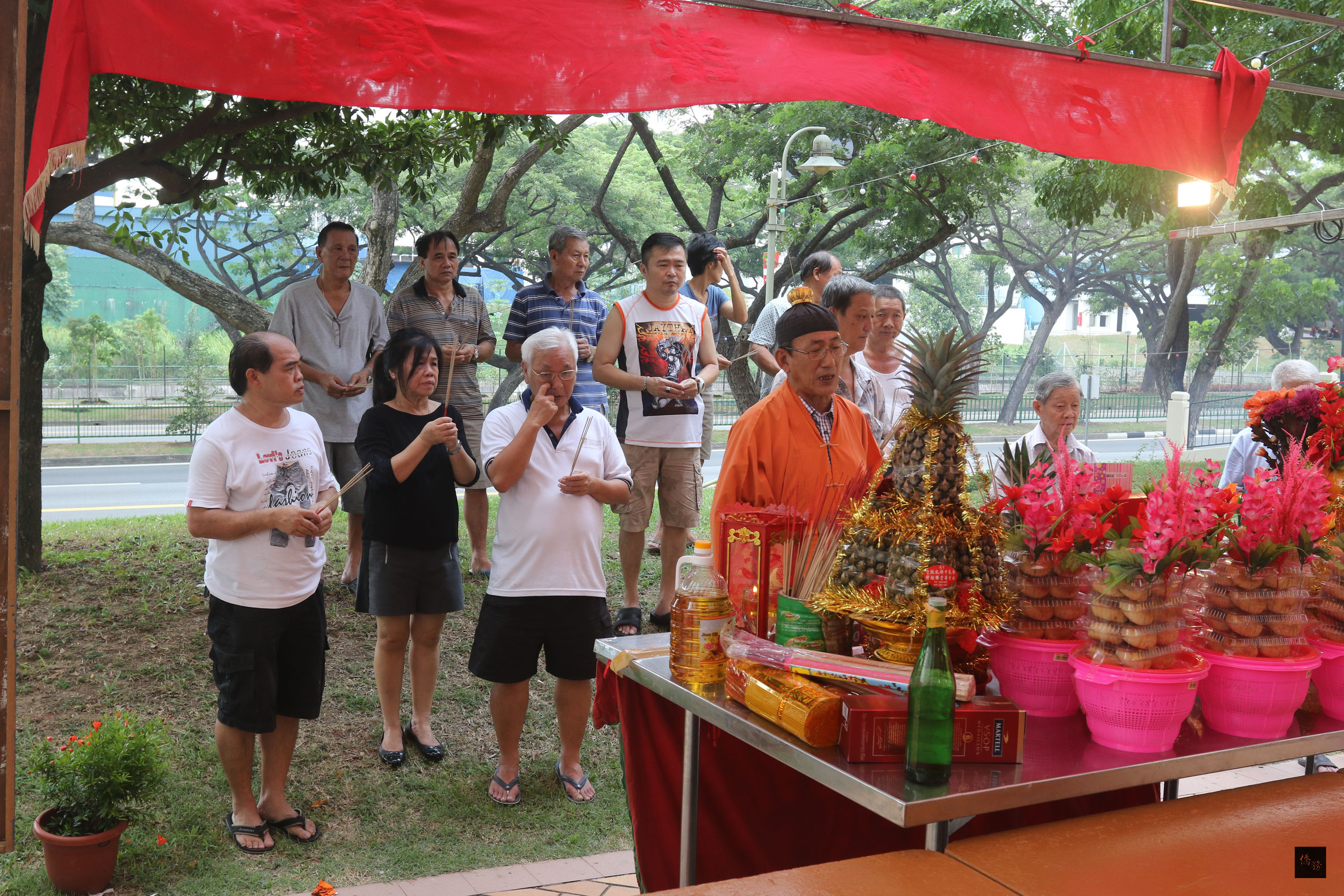 農曆7月中元節，新加坡鄰里中心組屋區舉辨中元會祭拜儀式，供奉燒雞鴨魚肉到水果、米等祭品，信眾隨道長唸經手持香，心中祈求平安。（中央社提供）