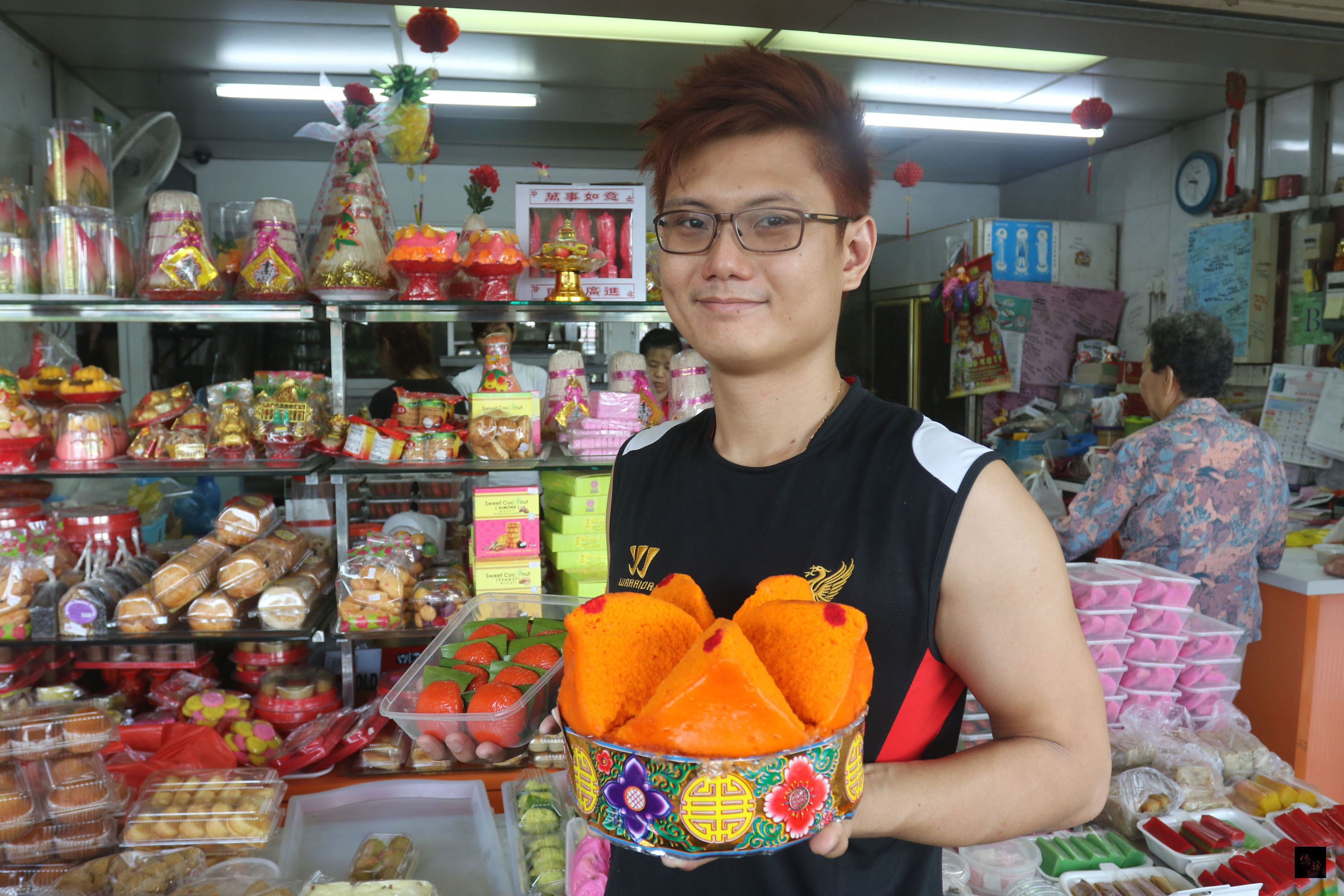 農曆7月中元節是新加坡最重要月份之一，傳統糕餅業者生意紅火，業者楊穎（圖）受訪表示，獅城華人購買發糕、紅龜粿、豆沙餅、軟糕、粉糕等祭拜好兄弟。（中央社提供）