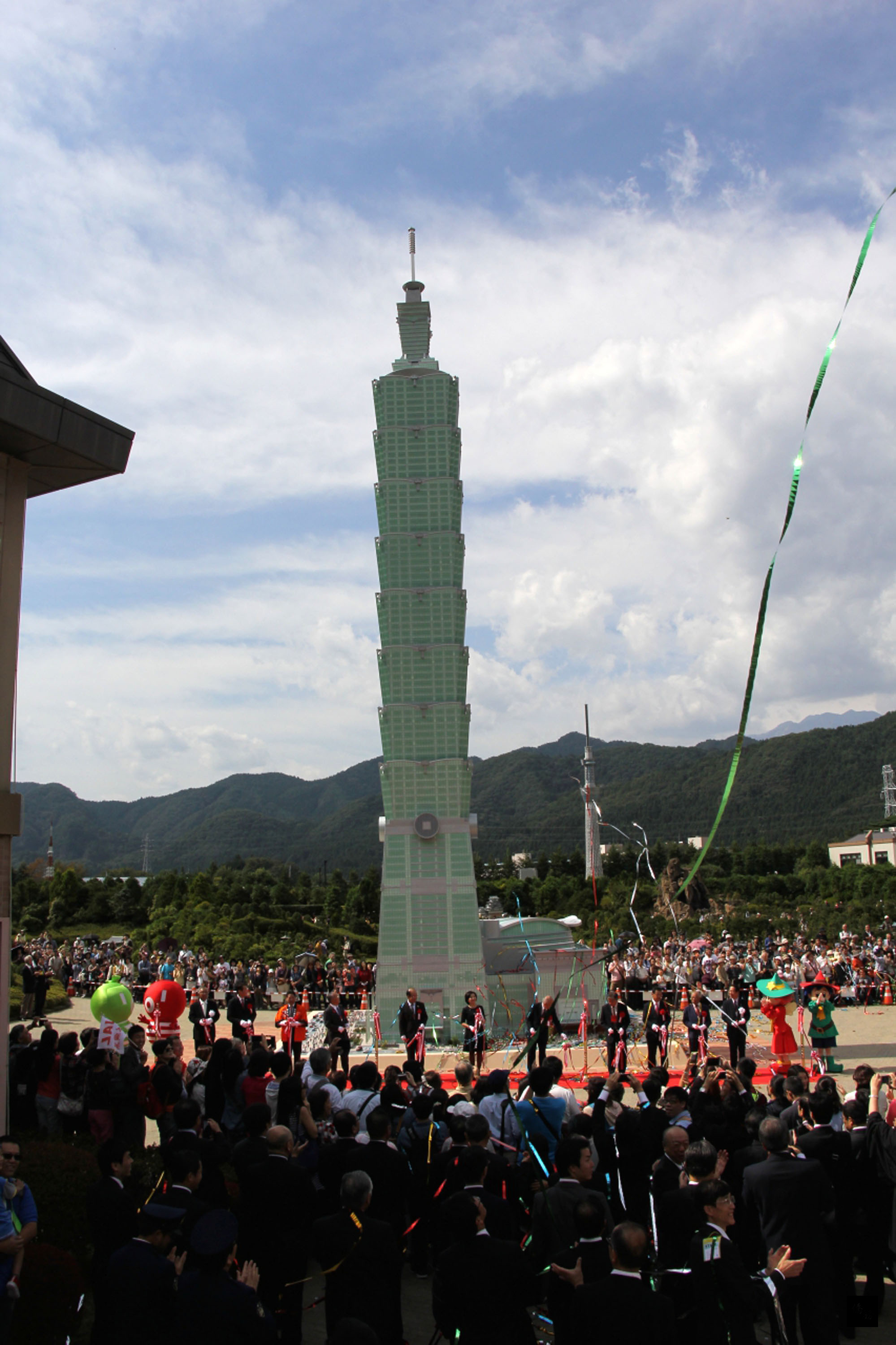 台北101授權東武世界廣場於園區內打造一座1:25的台北101建築模型,4日正式落成。(中央社提供)