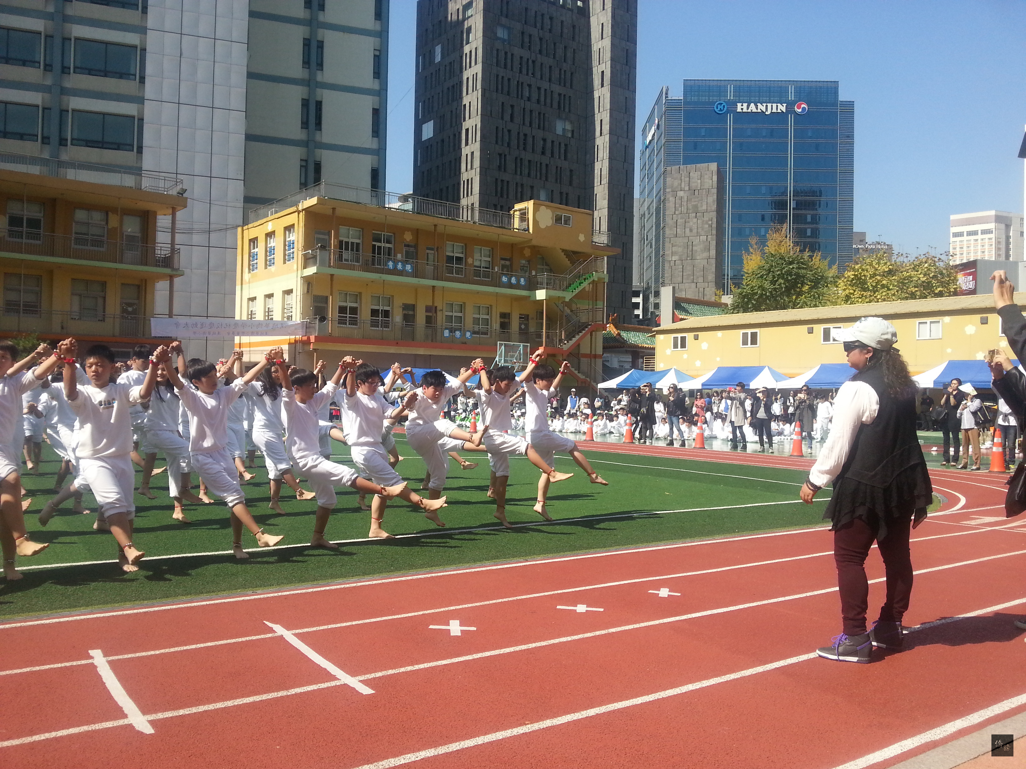 僑務委員會特派文化巡迴教師赴漢城華僑小學指導漢城僑校民族舞蹈表演。（駐韓國代表處提供）
