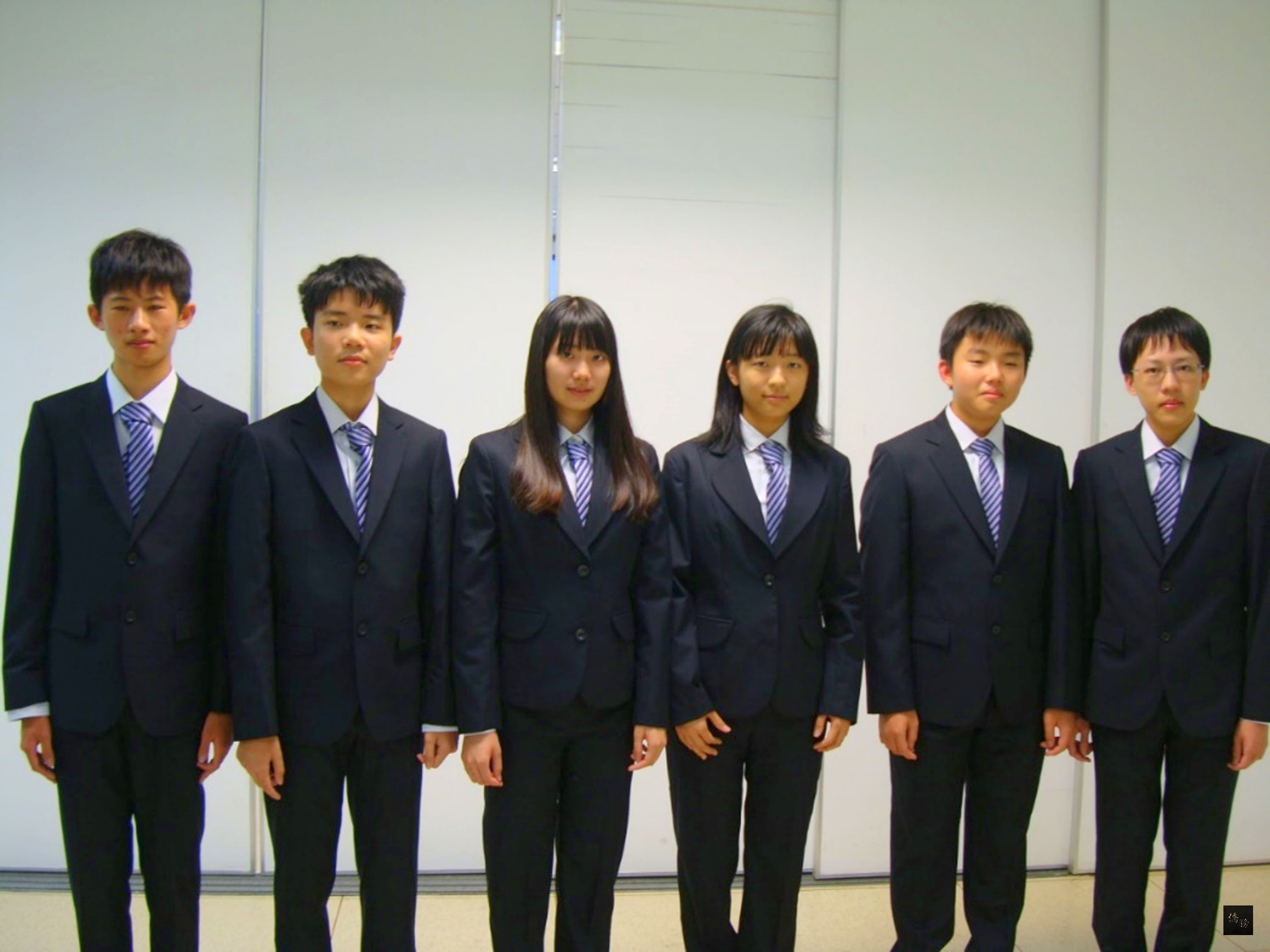 台灣參加2015年國際國中科學奧林匹亞競賽傳回捷報，6位學生全部拿下金牌，在各國排名第1。左起林暐祐、黃泓諺、盧貞宇、蔡欣妤、陳允禎、歐庭維。（中央社提供）