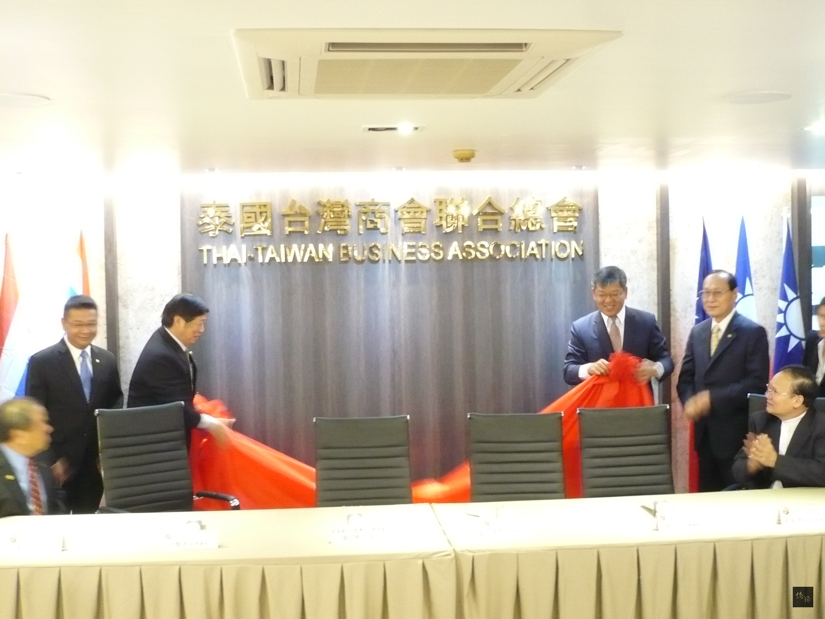 泰國台灣商會聯合總會舉行擴館開幕儀式,駐泰代表謝武樵(右三)與總會長劉樹添(左三)共同揭牌。(泰華文教中心提供)