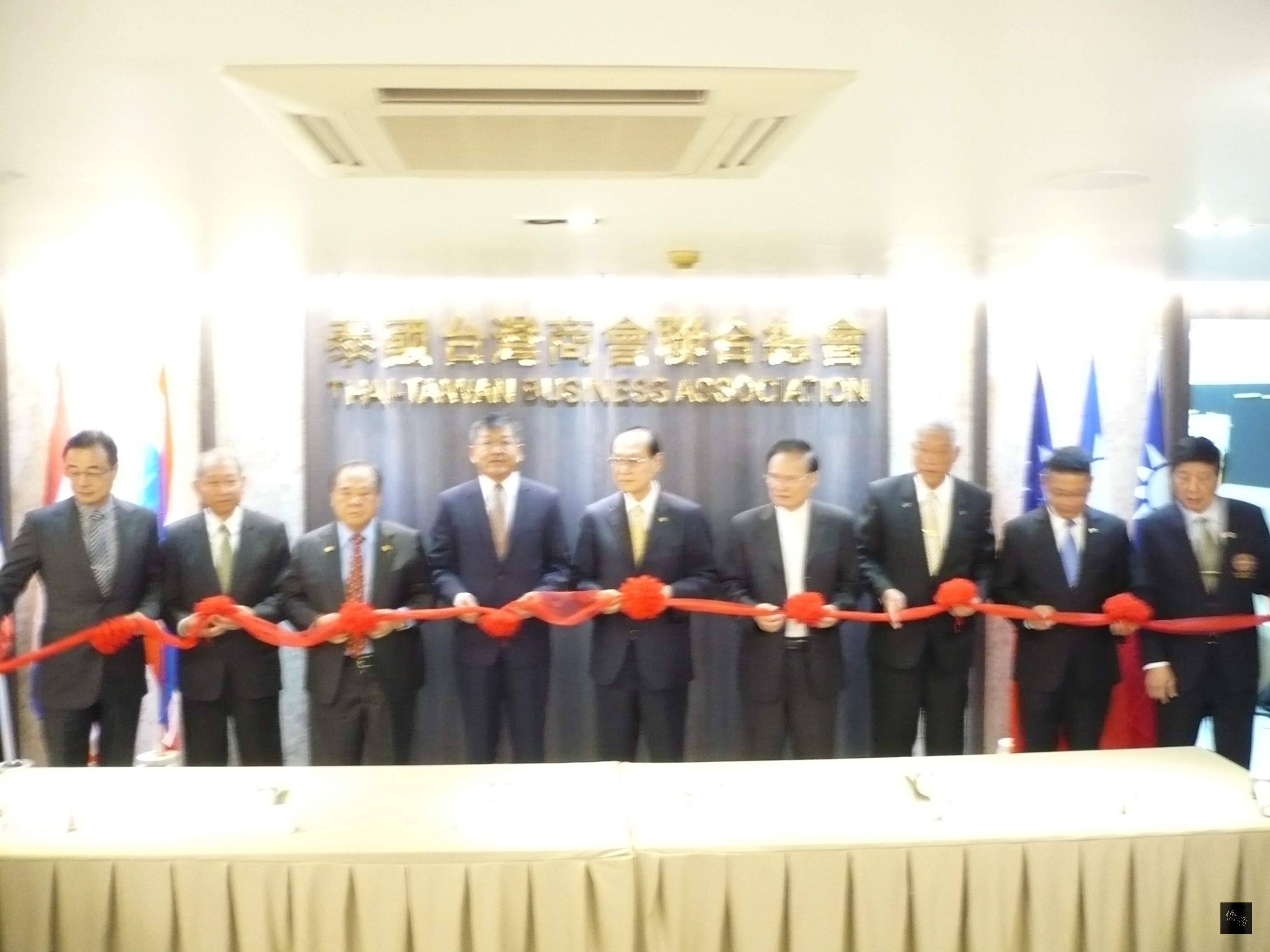 泰國台灣商會聯合總會舉行擴館開幕儀式,駐泰代表謝武樵(左四)、創會會長余聲清(左五)及總會長劉樹添(右一)與歷屆總會長共同剪綵。(泰華文教中心提供)