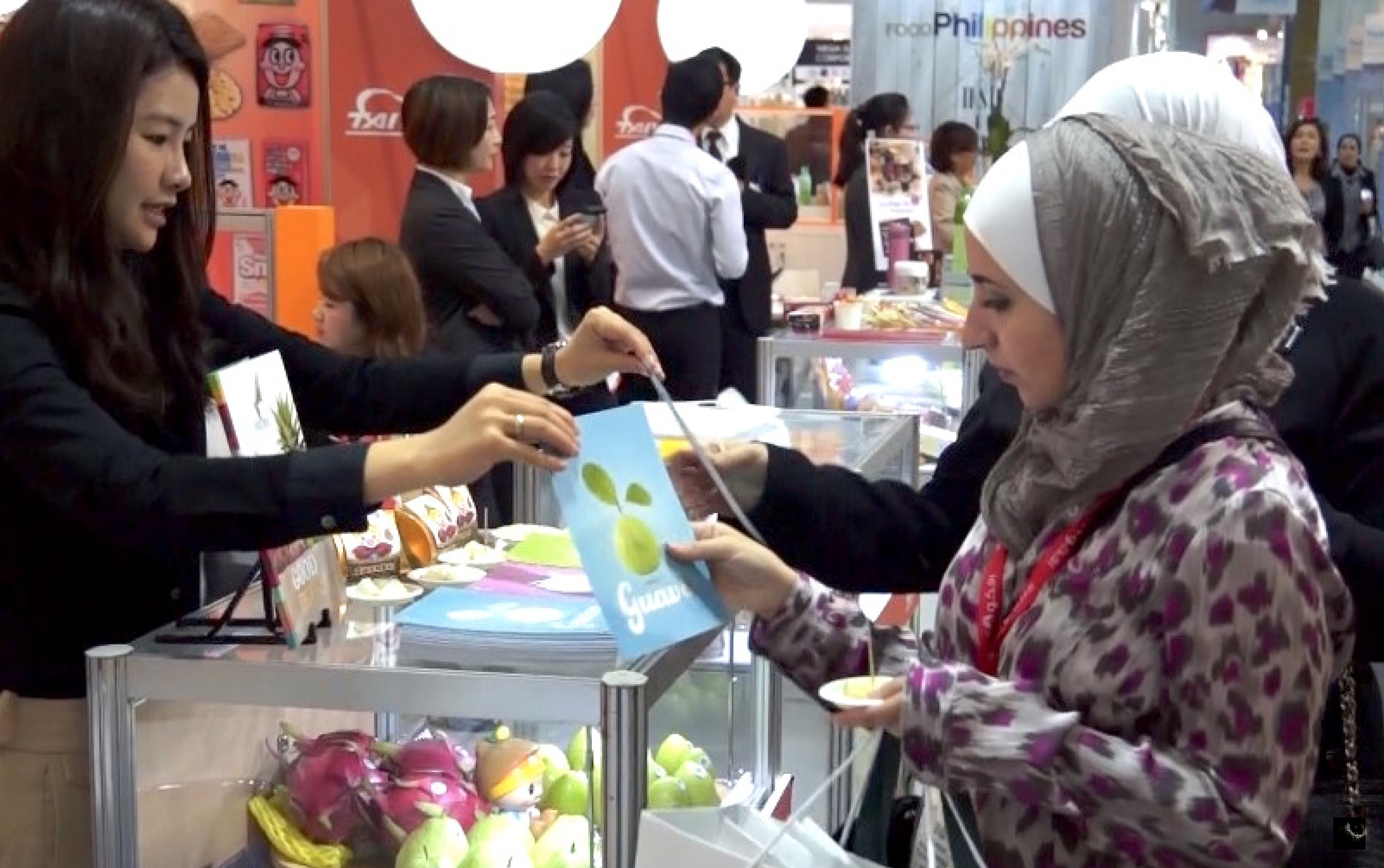 高雄市政府農業局再度參加2月20日至25日在杜拜舉辦的波灣國際食品展,來自全球五大洲的農產皆集中於此交易,今年高雄正式插旗杜拜農產批發市場,成功建立中東與高雄直送平台。(中央社提供)