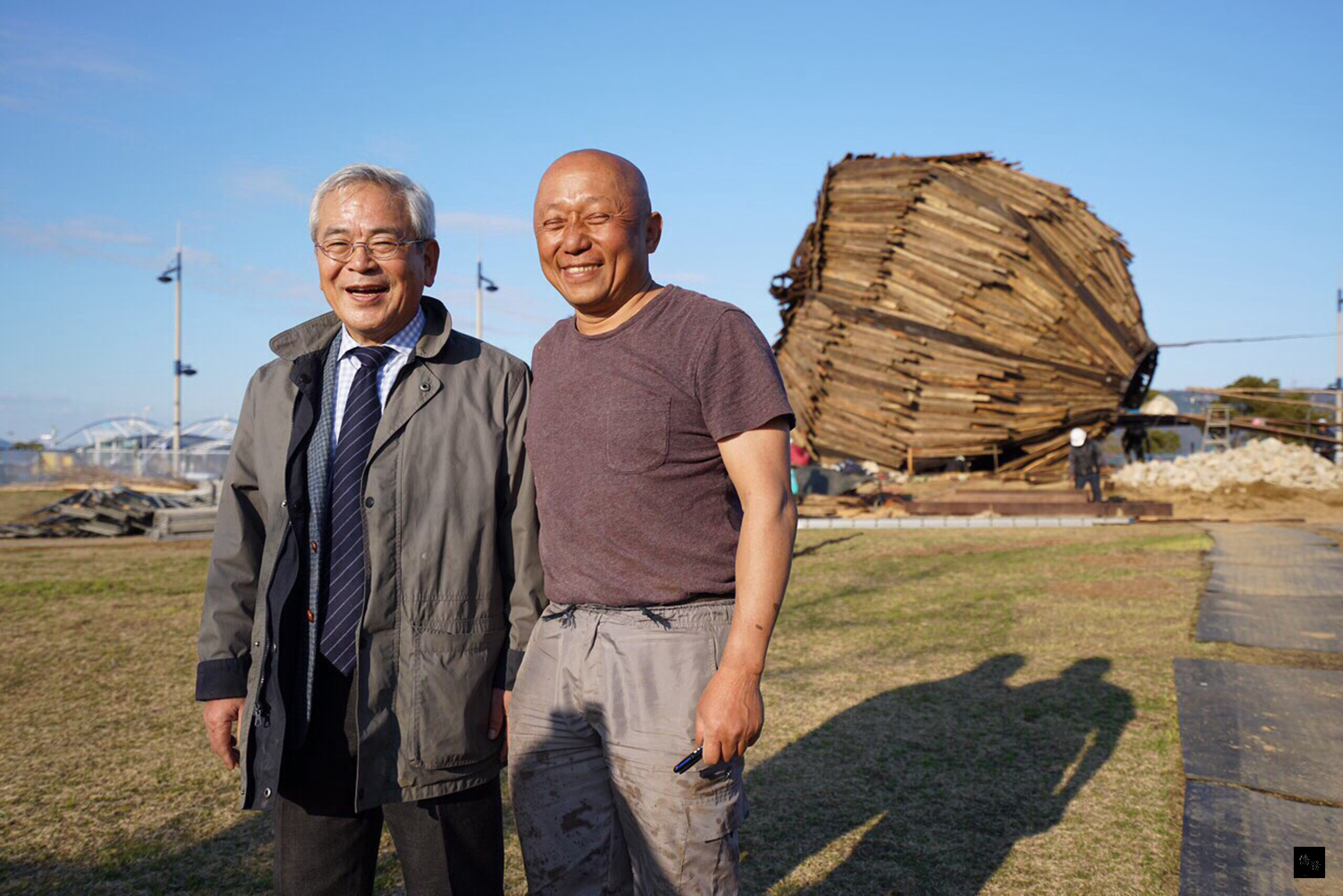 台灣藝術家林舜龍3度受邀參加20日登場的日本「瀨戶內國際藝術節」，作品「種子船」將永久設於香川縣高松港展場，圖右是林舜龍，左為日本文化廳長官青柳正規。（中央社提供）