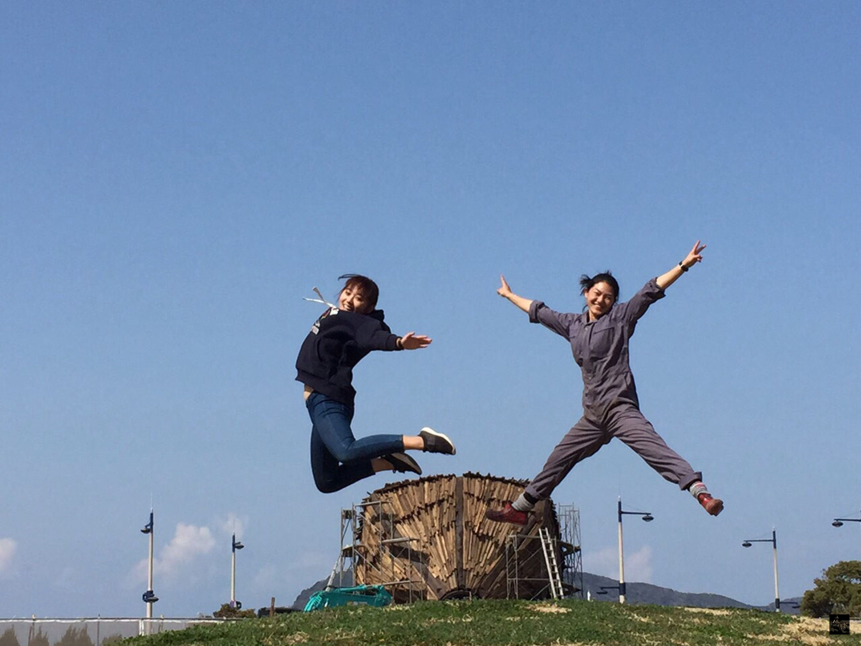 台灣藝術家林舜龍3度受邀參加20日登場的日本「瀨戶內國際藝術節」，作品「種子船」將永久設於香川縣高松港展場。文化種子團工作人員在完工時興奮跳躍。（中央社提供）