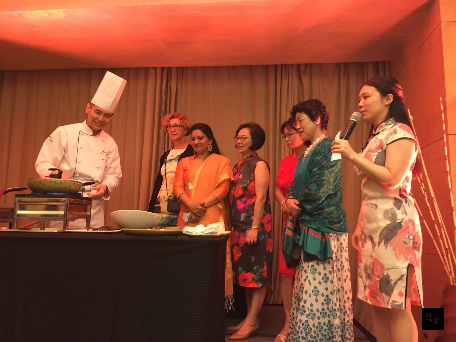 駐清奈辦事處20日舉辦總統、副總統就職慶祝酒會餐會,特別邀請台北君悅飯店的資深主廚宋瓊宏(左一)在現場烹調台灣美食,引起與會貴賓和僑界好評。(中央社提供)