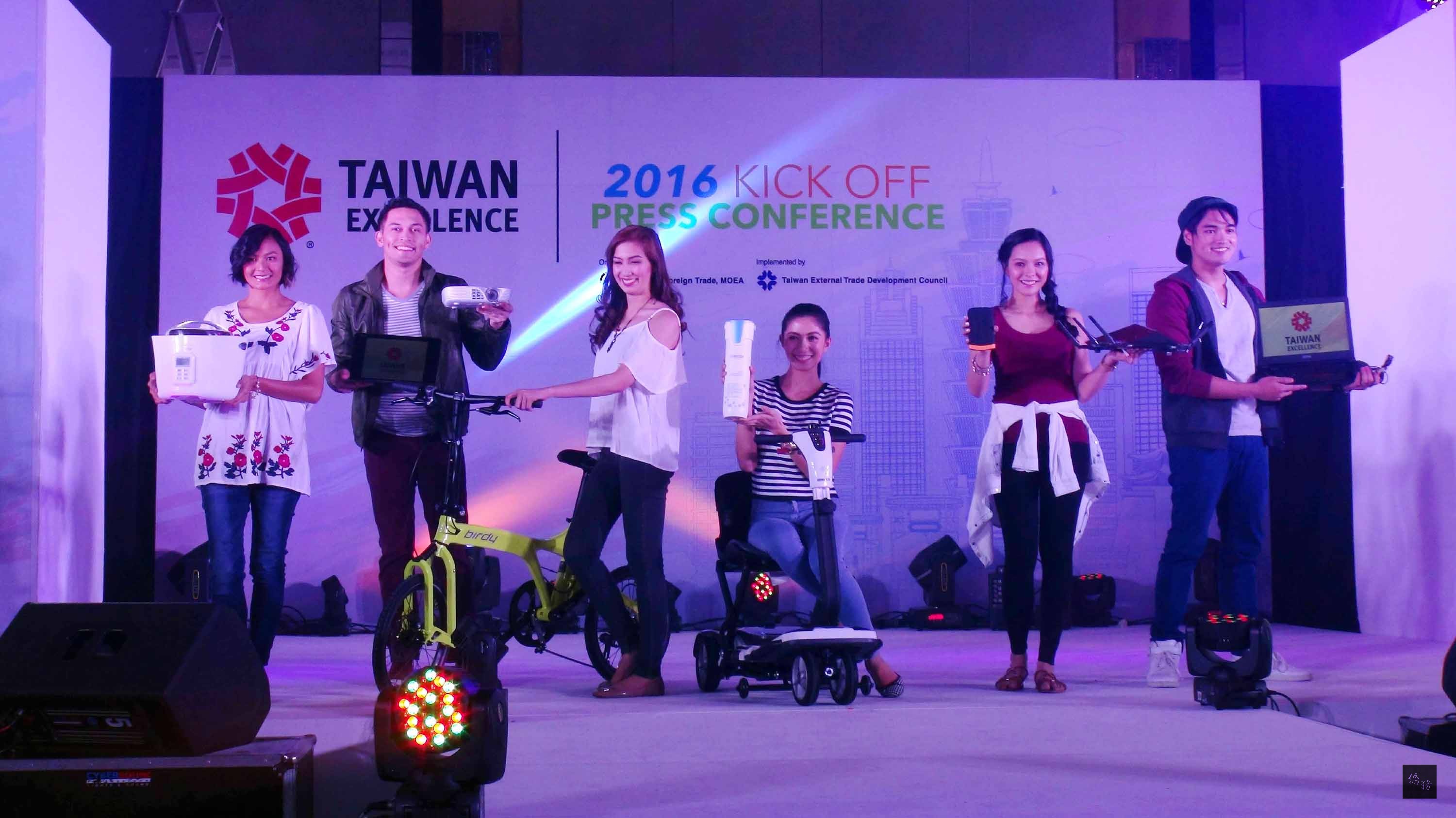 「台灣精品」進軍菲律賓市場邁入第3年,馬尼拉台灣貿易中心2日在馬卡蒂市Fairmont大飯店舉辦造勢記者會及走秀會。圖為菲國模特兒展示台灣精品。(中央社提供)