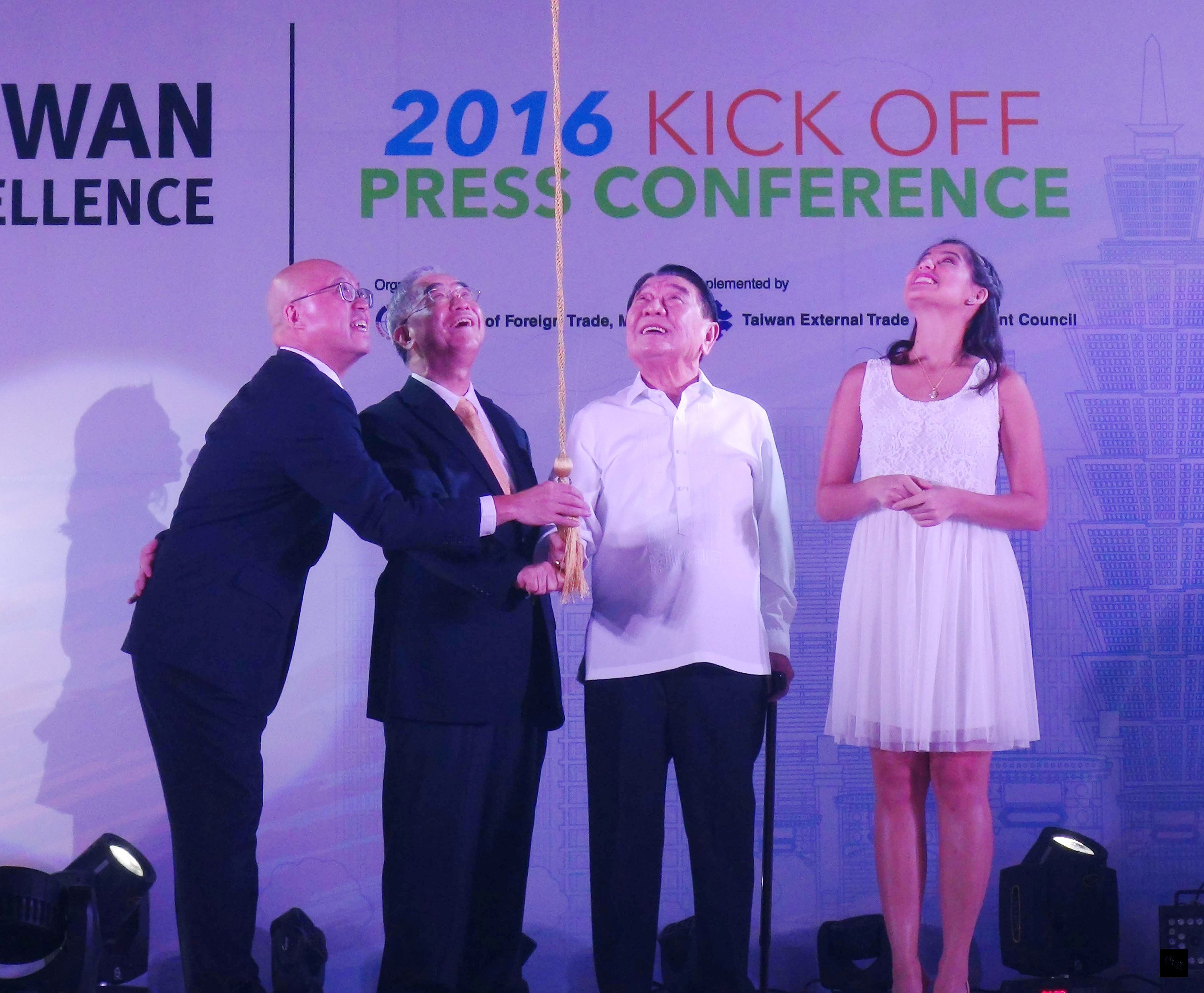 2016年台灣精品菲律賓起跑造勢記者會2日由(左起)外貿協會行銷專案處副處長楊光明、駐菲代表林松煥、馬尼拉經濟文化辦事處理事主席培瑞斯主持開幕儀式。(中央社提供)