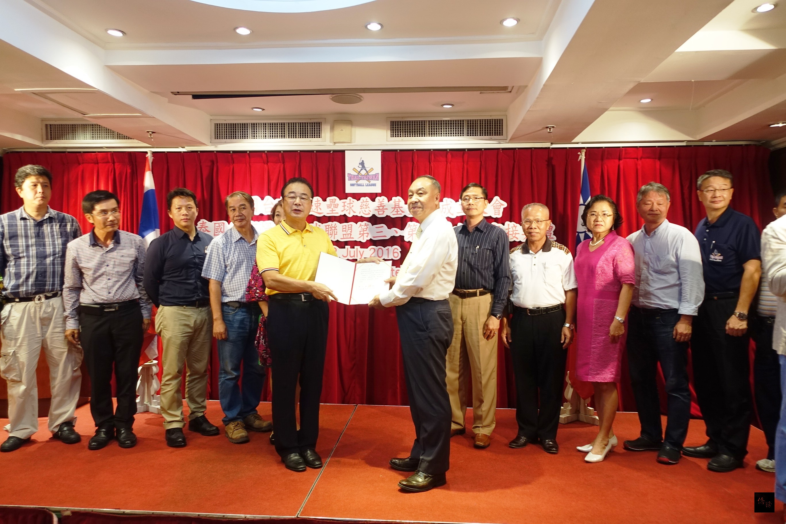 泰國台商慢速壘球聯盟舉行慈善基金會成立大會,主席張峰豪(前排左)同時頒發新屆幹部聘書。(泰華文教中心提供)