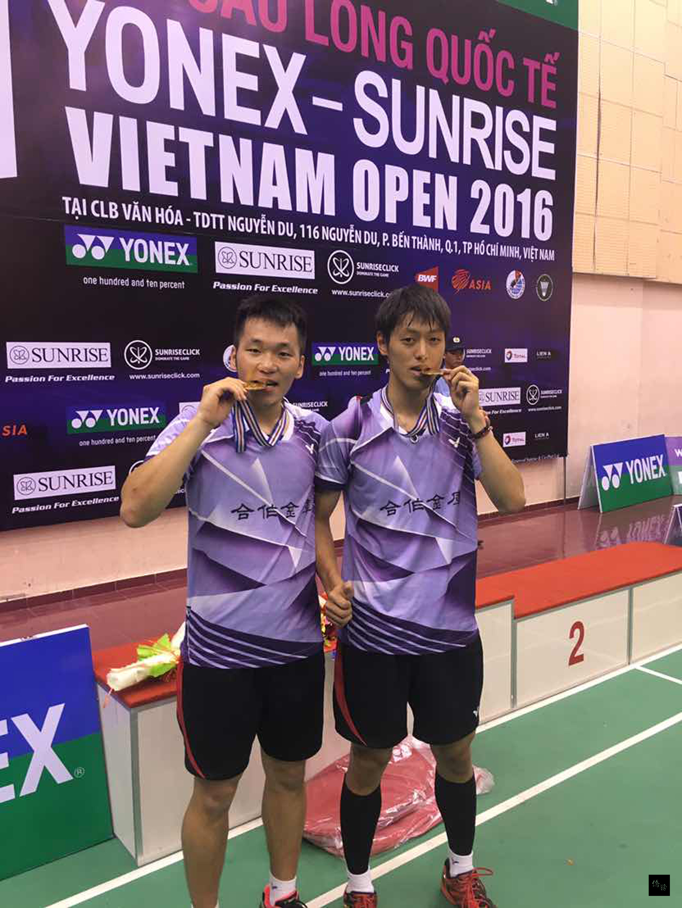 台灣羽球選手李洋（左）、李哲輝（右）的組合，24日在越南羽球公開賽擊敗大會男雙頭號種子，馬來西亞選手古健傑、陳文宏的組合，首度在大獎賽等級賽事奪冠。（中央社提供）