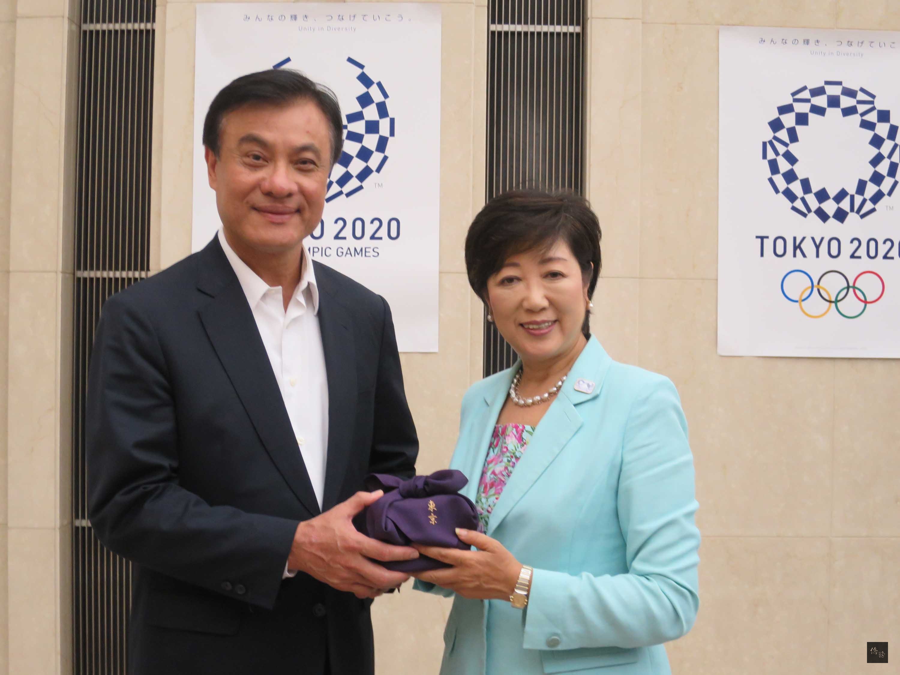 立法院院長蘇嘉全率朝野立委訪日，4日到東京都廳（東京都政府辦公大樓）拜會才新就任知事的小池百合子，受到熱情接待，小池並致贈江戶切子。（中央社提供）