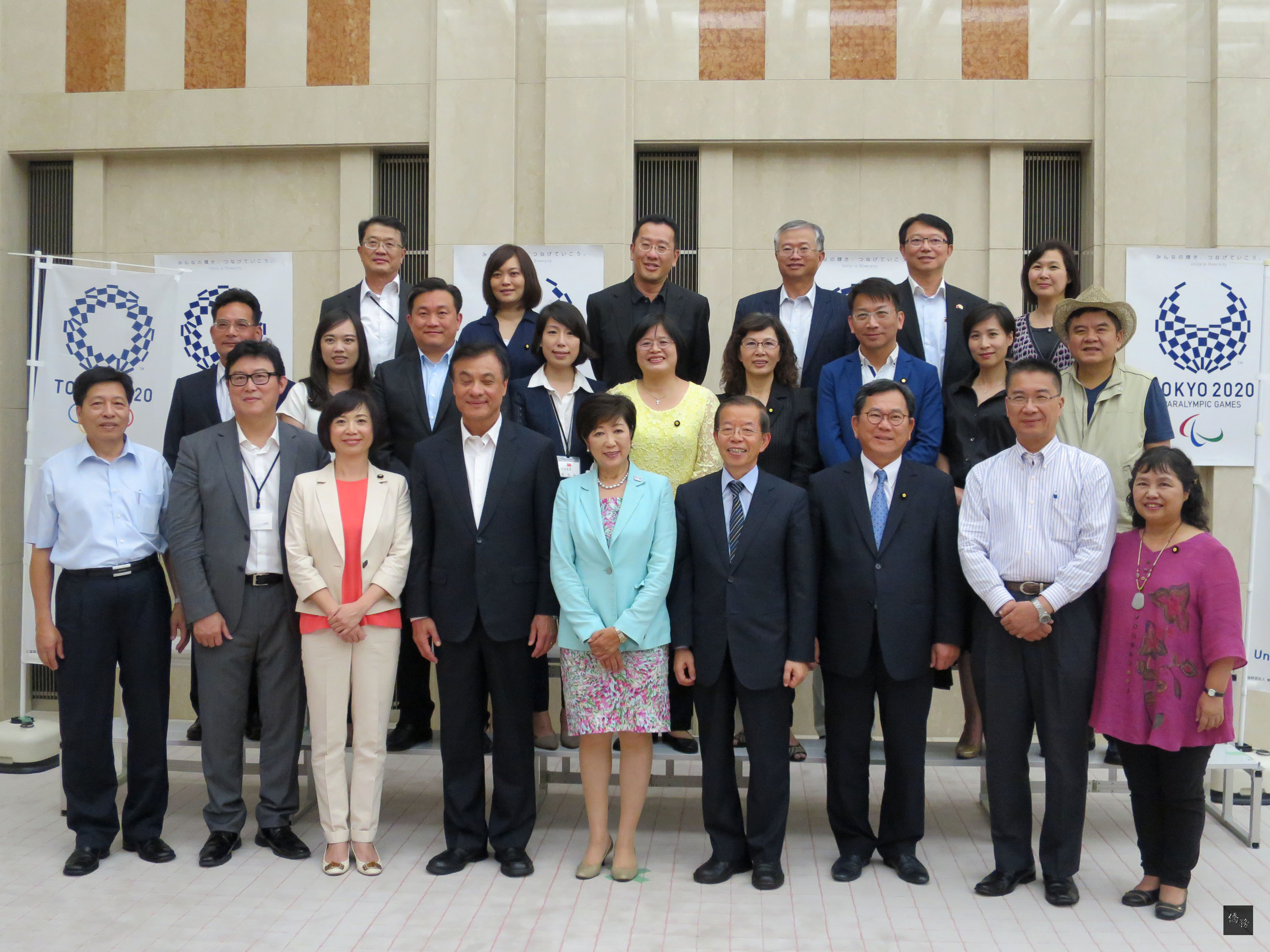 立法院長蘇嘉全（前左四）率朝野立委訪日，4日由駐日代表謝長廷（前右四）陪同到東京都廳（東京都政府辦公大樓）拜會才新就任知事的小池百合子（前中），受到熱情接待。小池表示，感謝總統蔡英文發函祝賀她當選。（中央社提供）