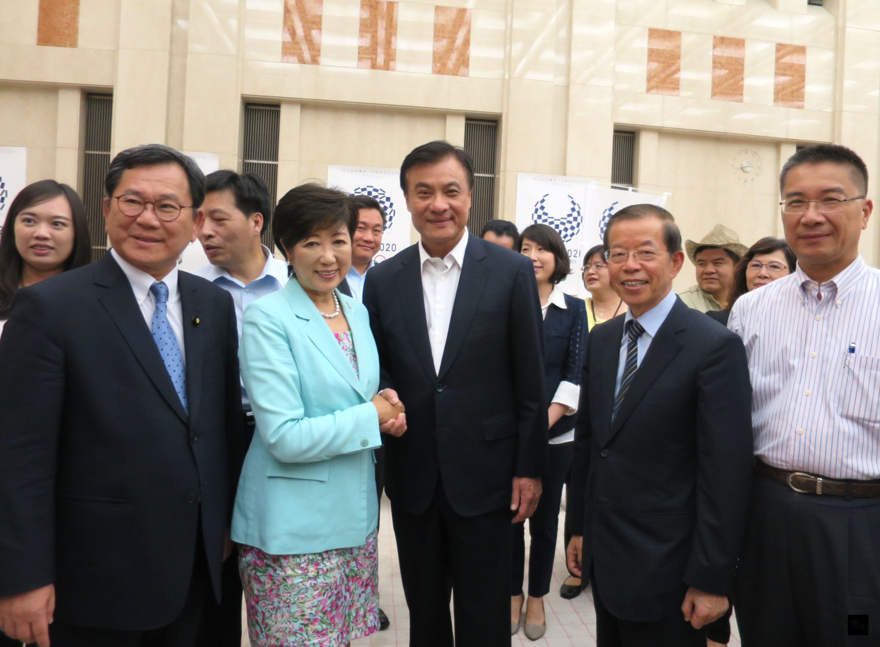 立法院長蘇嘉全（中）率朝野立委訪日，4日由駐日代表謝長廷（右二）陪同到東京都廳（東京都政府辦公大樓）拜會才新就任知事的小池百合子（前左二），受到熱情接待，氣氛熱絡。（中央社提供）