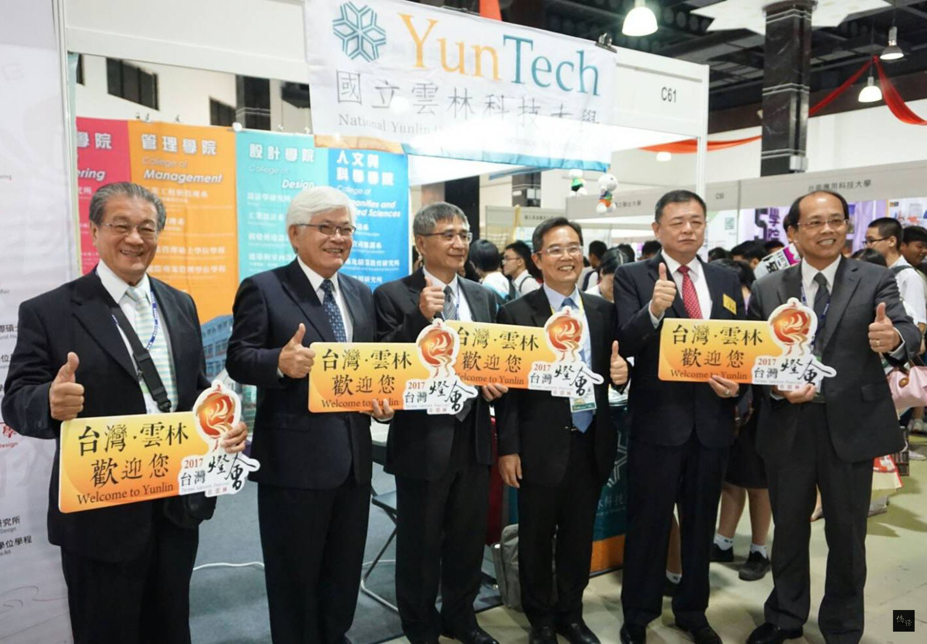 雲林縣長李進勇(左二)率領縣內3所科技大學前進馬來西亞參加「台灣高等教育展」,期盼促進人才與學術交流。圖為在雲林科大攤位協助宣導,並行銷明年台灣燈會在雲林。(中央社提供)