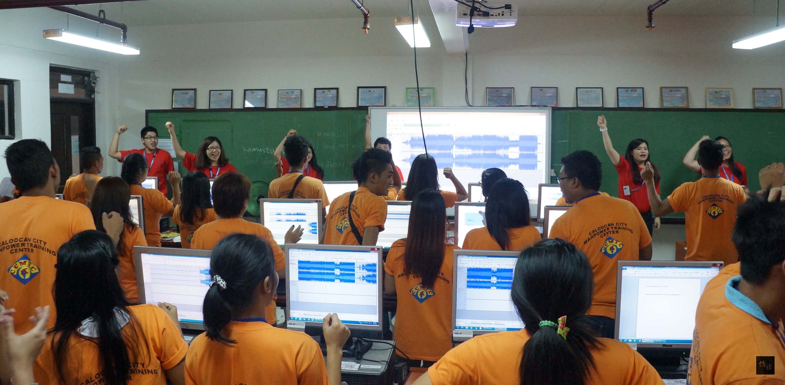 南台科技大學菲律賓國際志工團,在菲國一家大學完成約2週的縮短數位落差服務,7日返回台灣,贏得國際友誼。圖為菲國大學生與志工團熱烈互動。(中央社提供)