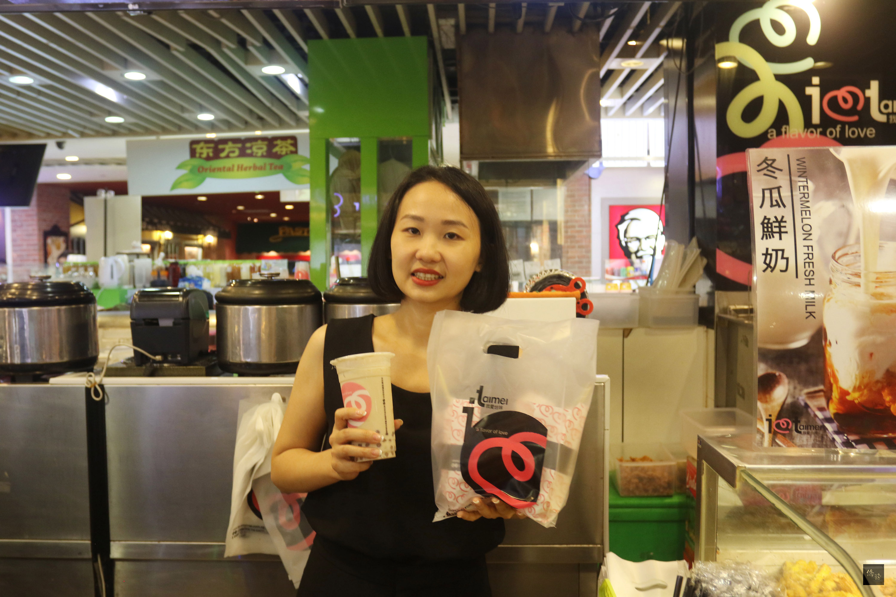 台灣香Q珍奶結合鹽酥雞料理,台灣女孩王亭文(圖)巧妙運用珍奶和鹽酥雞複合式的商業模式,成功在新加坡開彊闢地。(中央社提供)