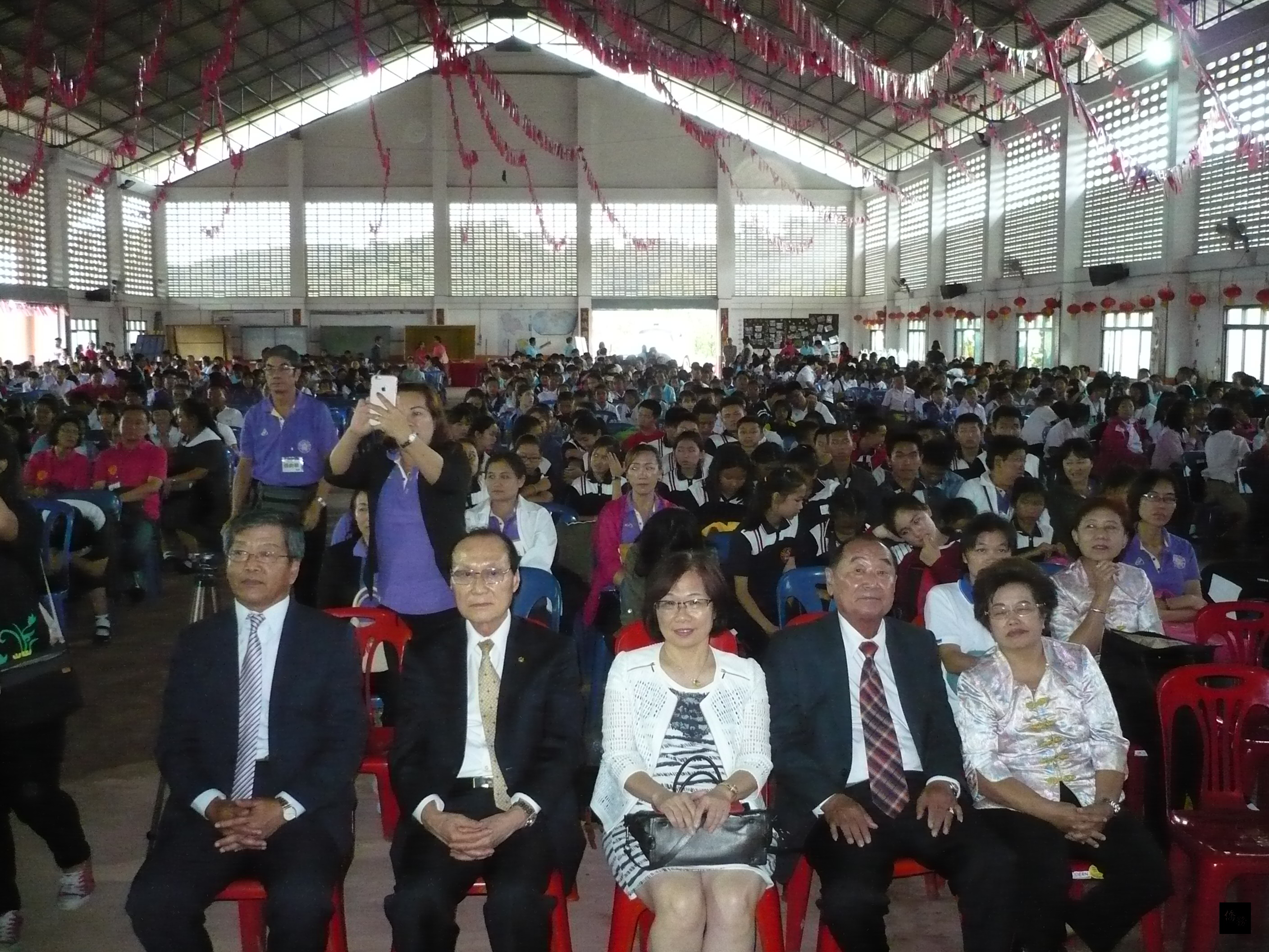 第八屆泰北漢字文化節學藝競賽活動在清萊光復高中舉行,駐泰國代表謝武樵(第一排左起)、泰國華僑協會主席余聲清、僑務諮詢委員郭修敏、清邁雲南會館會長李錦、清萊雲南會館會長湯宗靜都出席勉勵。(泰華文教中心提供)
