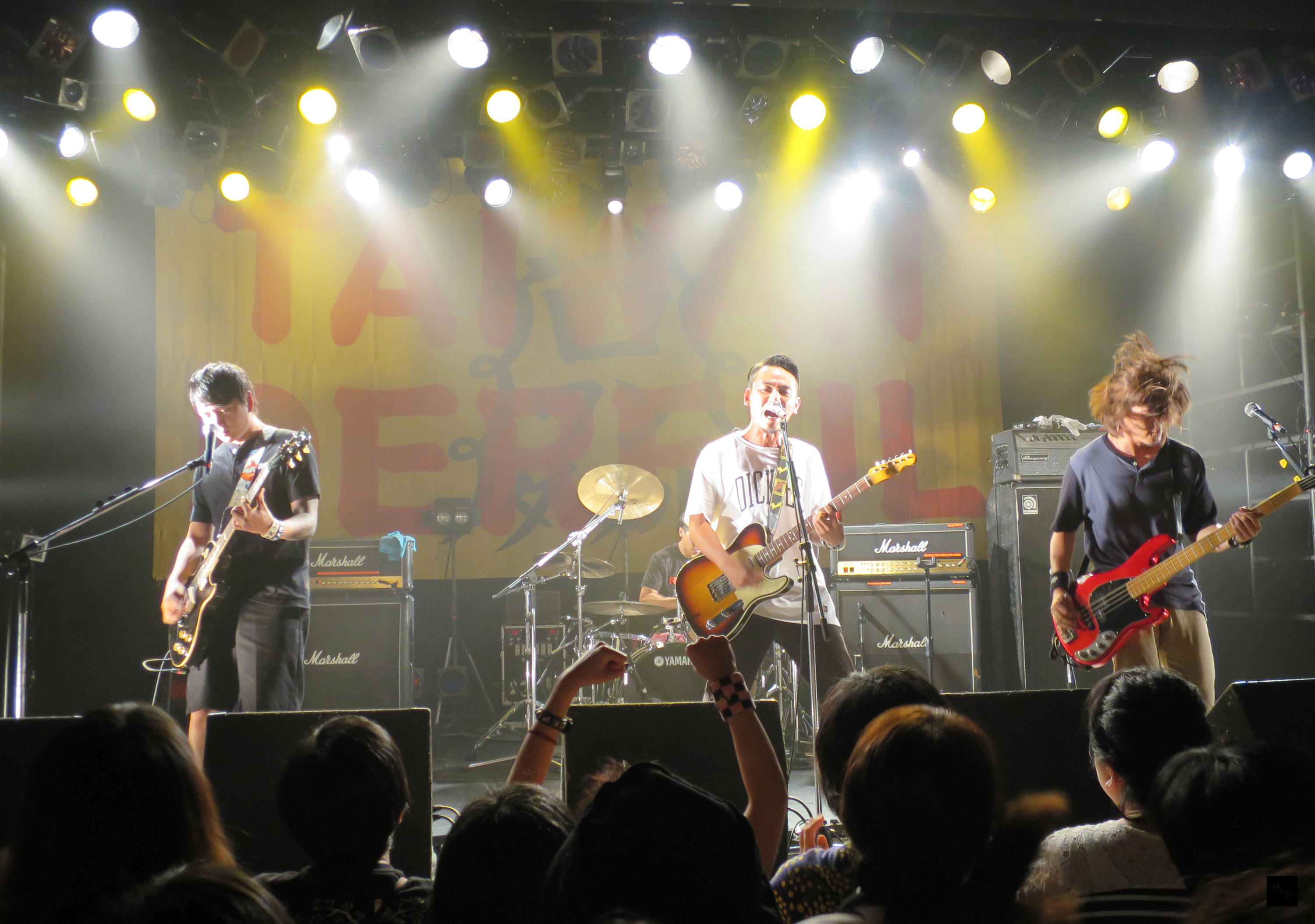 樂團滅火器（圖）、大象體操與歌手HUSH等台灣藝人受邀到日本音樂節「Summer Sonic」表演，19日先在台灣之夜表演。滅火器演唱時，歌迷情緒嗨到最高點。（中央社提供）