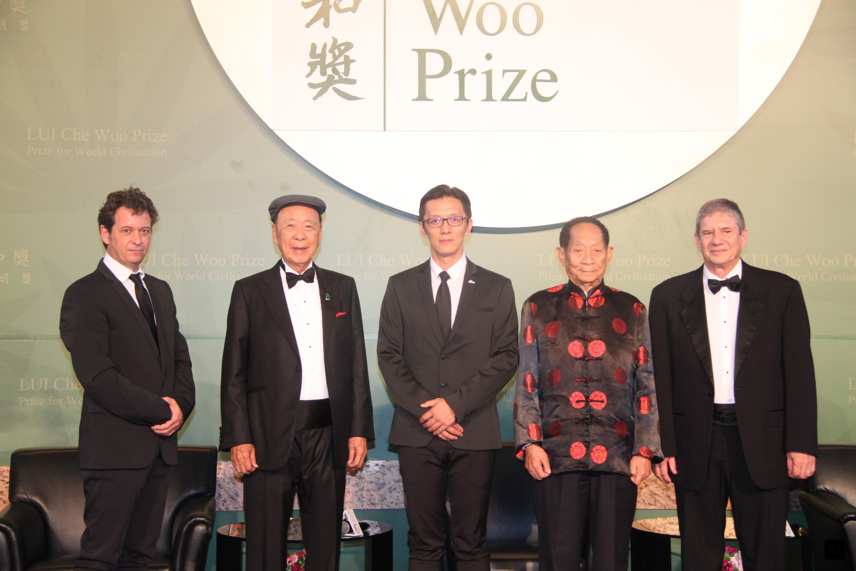 香港首屆「呂志和獎─世界文明獎」於3日頒獎，圖為來自台灣的無國界醫生（香港）主席劉鎮鯤（中間）代表無國界醫生組織領獎。（中央社提供）