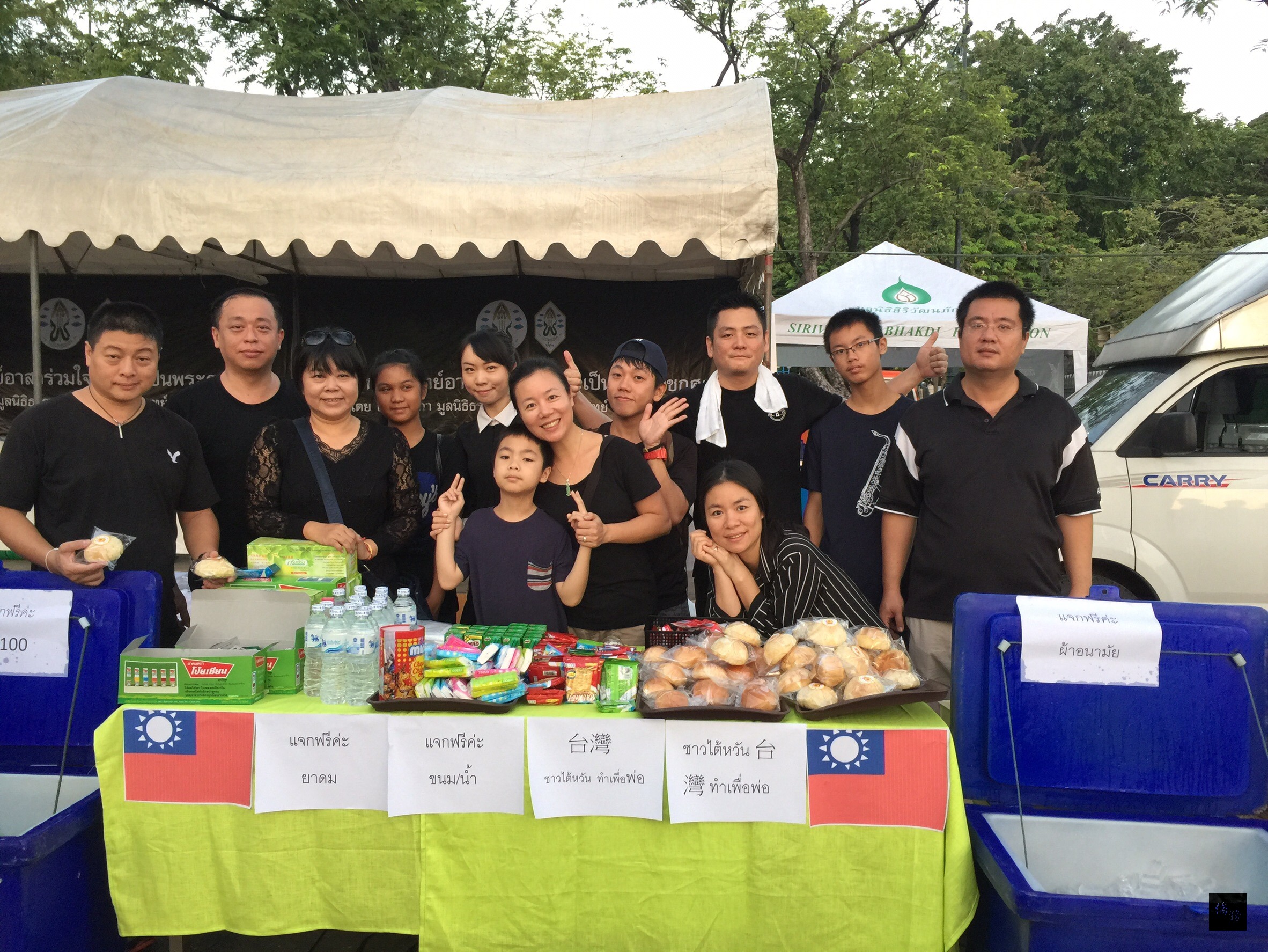 泰王蒲美蓬病逝，大批民眾在大皇宮及皇家田廣場周邊祭拜悼念，泰國拉加邦台商聯誼會發起送物質到皇家田活動，將台商愛心送到曼谷皇家田廣場給現場民眾。（泰華文教中心提供）